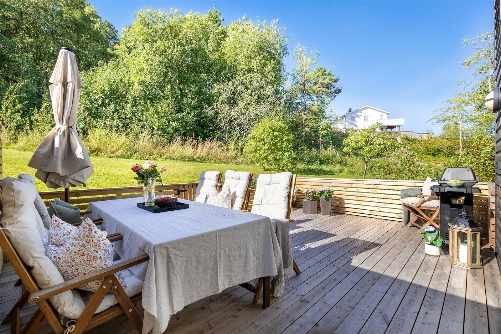 Boligen ligger skjermet til i et rolig boligfelt. Brundalen skole ligger bare 400 meter unna, med Brundalsgrenda barnehage omtrent 500 meter unna boligen. Galleribilde