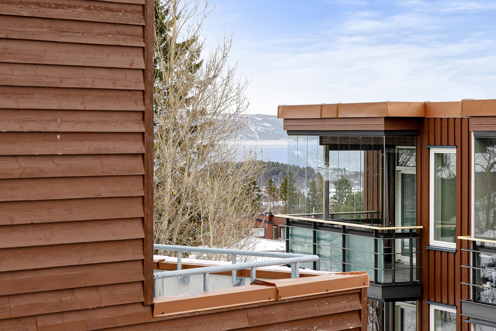 Trondheimsfjorden og fosenalpene kan skimtes fra uterommet. Galleribilde