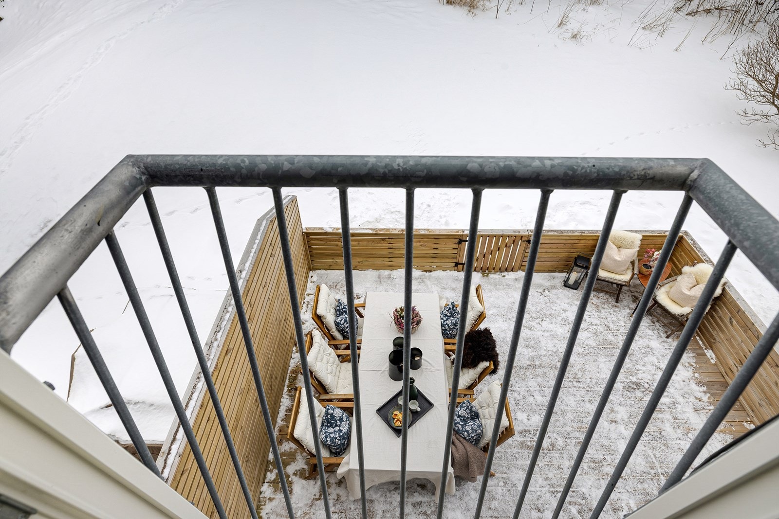Det er mulig å åpne opp til en fransk balkong fra soverommet, med utsikt over boligens flotte uteareal. Galleribilde