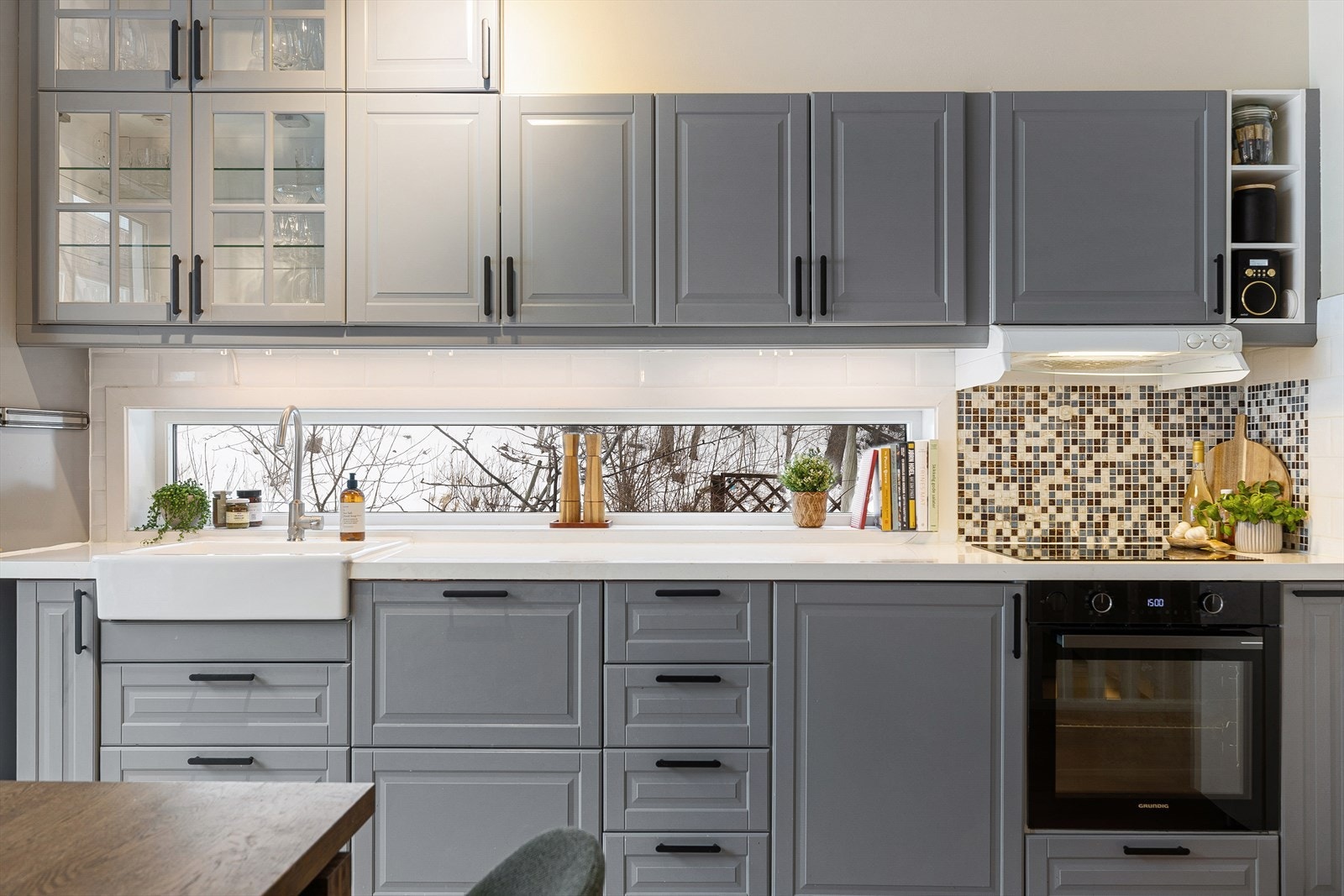 Av integrerte hvitevarer er det både kjøleskap, fryser, oppvaskmaskin, platetopp, samt en ny stekeovn fra Grundig som ble montert i 2025. Dette følger selvsagt handelen til ny eier. Galleribilde