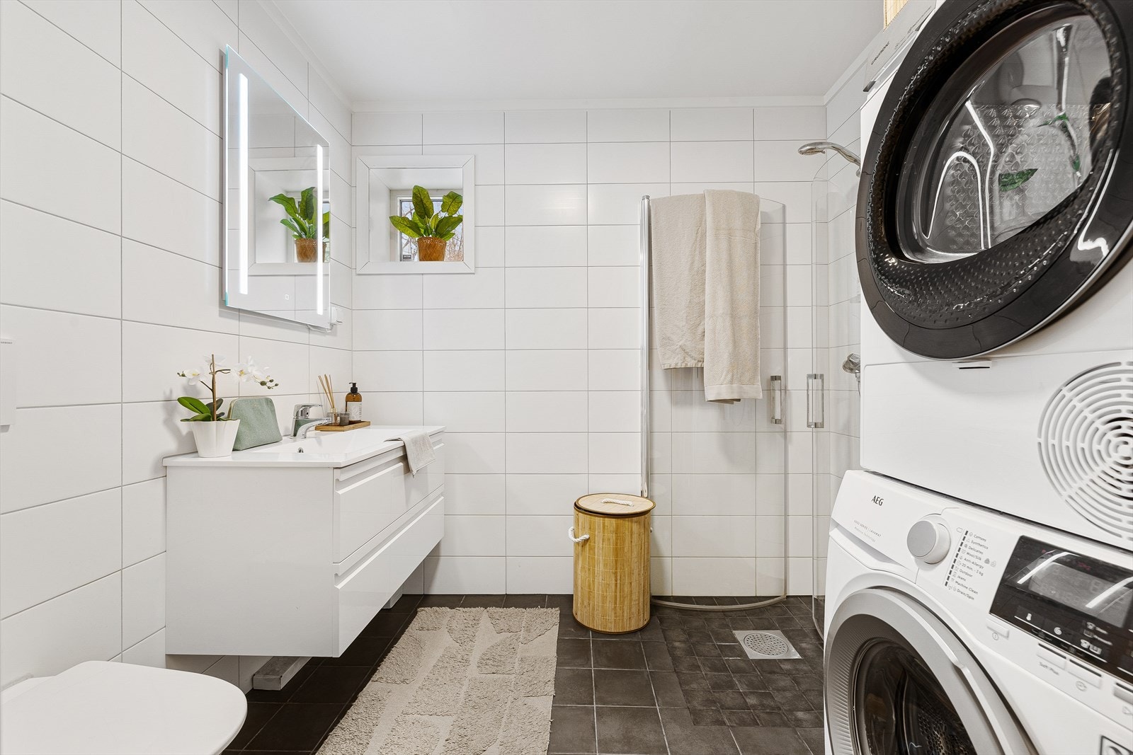 Baderommet i underetasjen ble oppgradert i 2022, og har fått tilstandsgrad 1 og 0 i rapport. Galleribilde