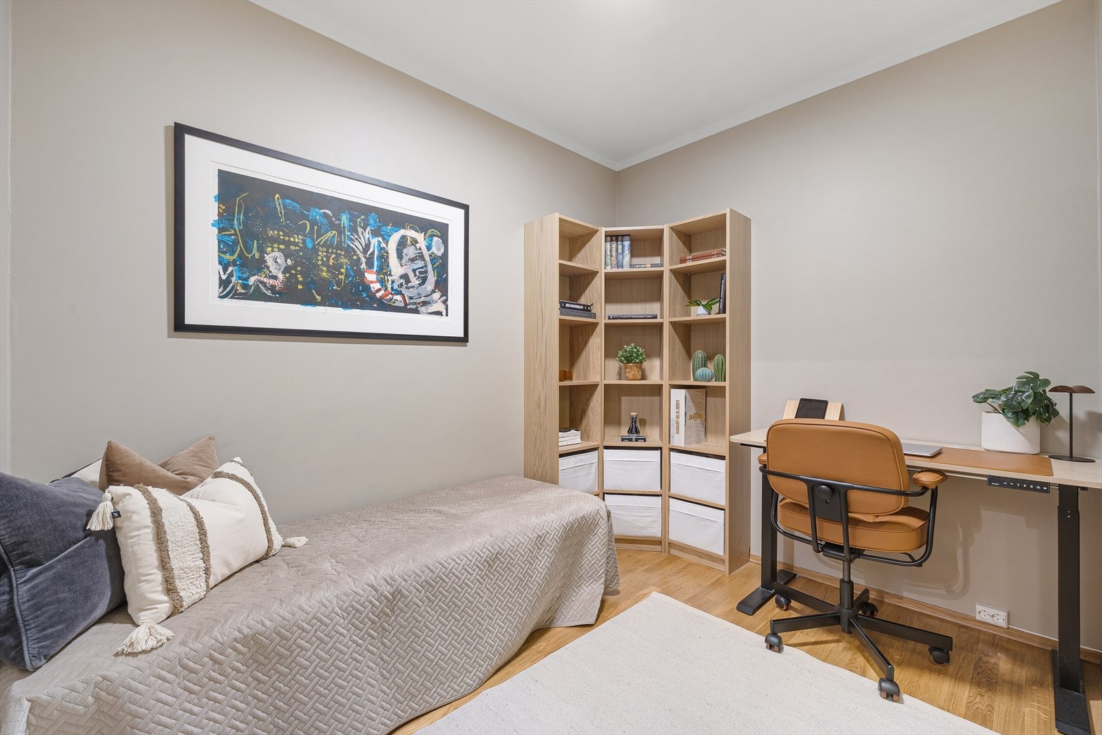 I denne etasjen finner du også et praktisk hobbyrom, hvor nåværende eier har innredet med daybed og kontorkrok. Galleribilde