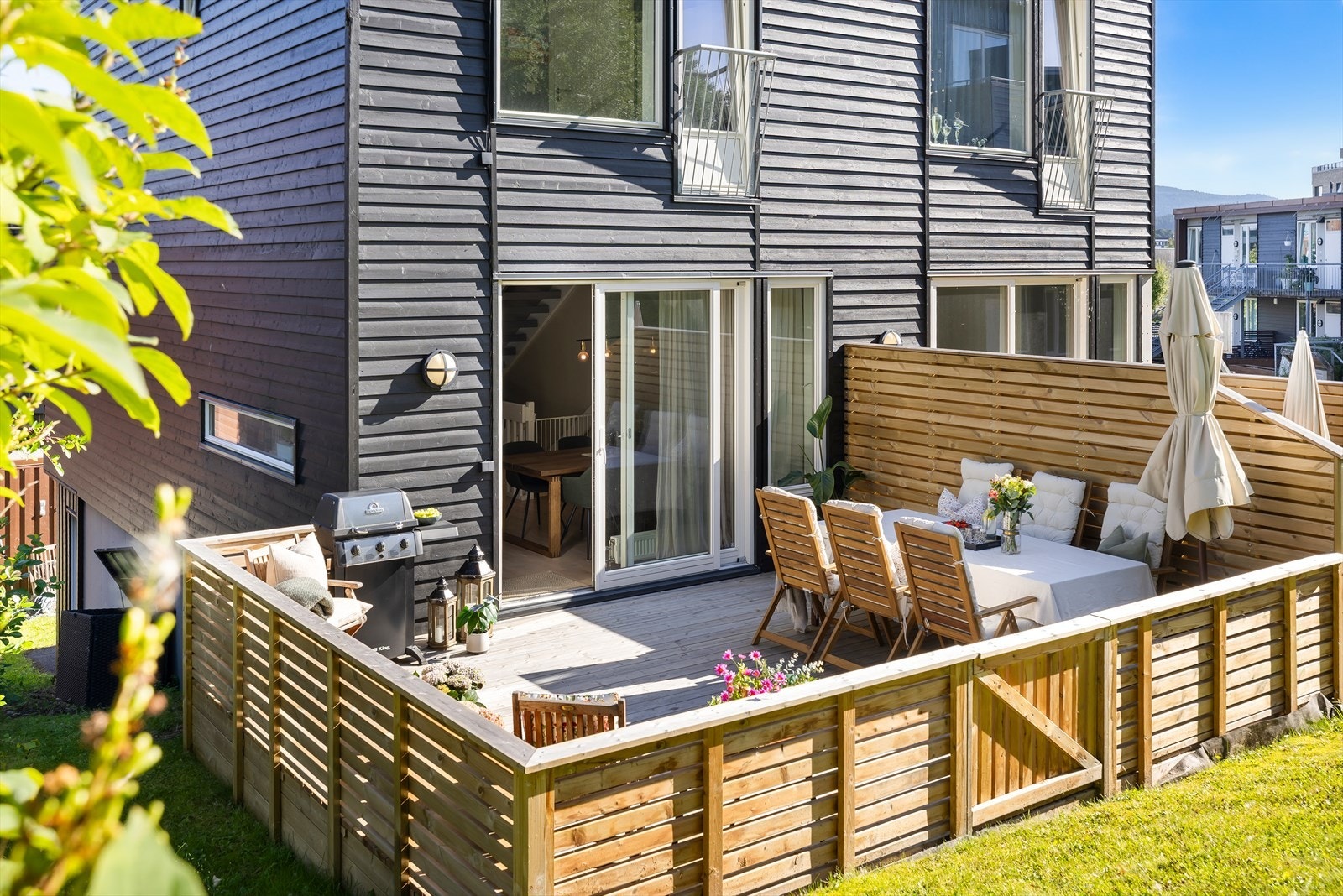 Den flotte uteplassen vender mot sørvest og får dermed rikelig med sol fra formiddag til sent på kveld, ifølge selger. Selger informerer om at det sommeren 2025 ble leid inn ekstern skogrydding bak boligen for å sikre gode solforhold. Galleribilde