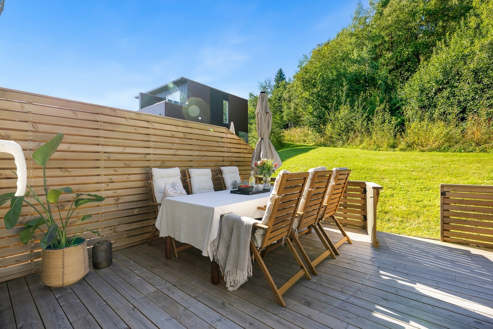Nåværende eier har gjort gode forberedelser i anledning salg, og har fotografert utvendig i god tid før lansering for å kapre det fine utearealet. Fra terrassen er det direkte adkomst til borettslagets flotte uteområder, som blant annet består av plen. Galleribilde