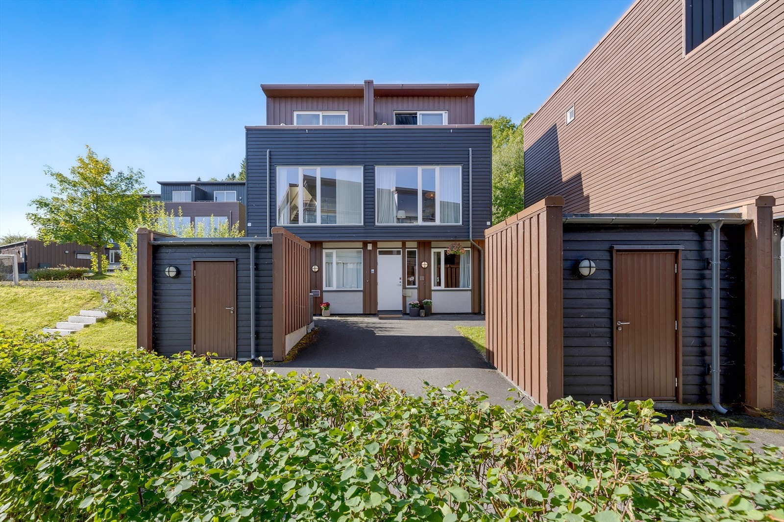 Familieboligen omkranses av grøntareal på sommerstid, hvor selger opplyser om at det er en felles lekeplass like ved som kan benyttes av de aller minste. Galleribilde