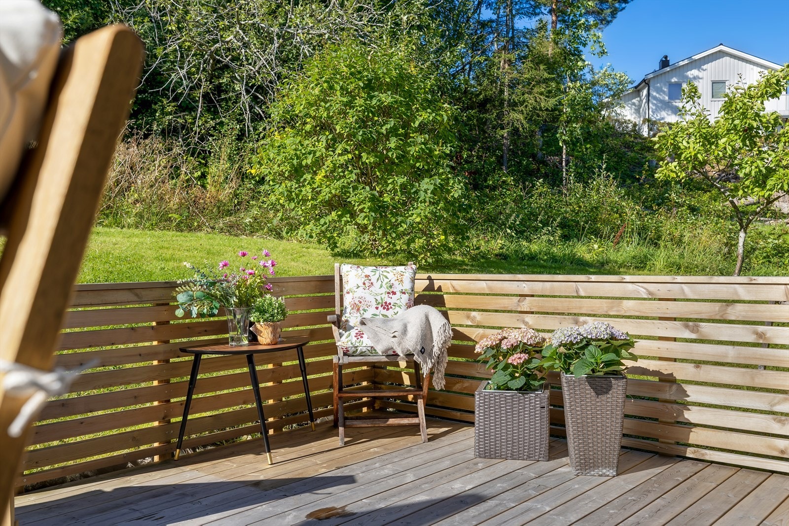 Borettslaget står ansvarlig for gressklipping, snømåking og strøing av felles områder på tomten. Galleribilde
