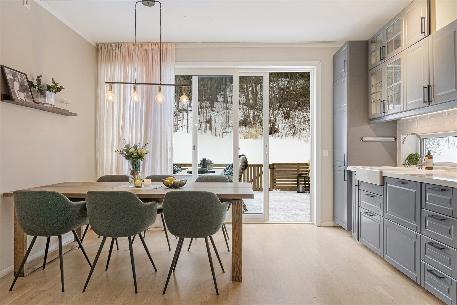 Boligen kan videre by på kvaliteter slik som fjernvarme og balansert ventilasjon som bidrar til å sikre et behagelig innemiljø hele året rundt. Galleribilde