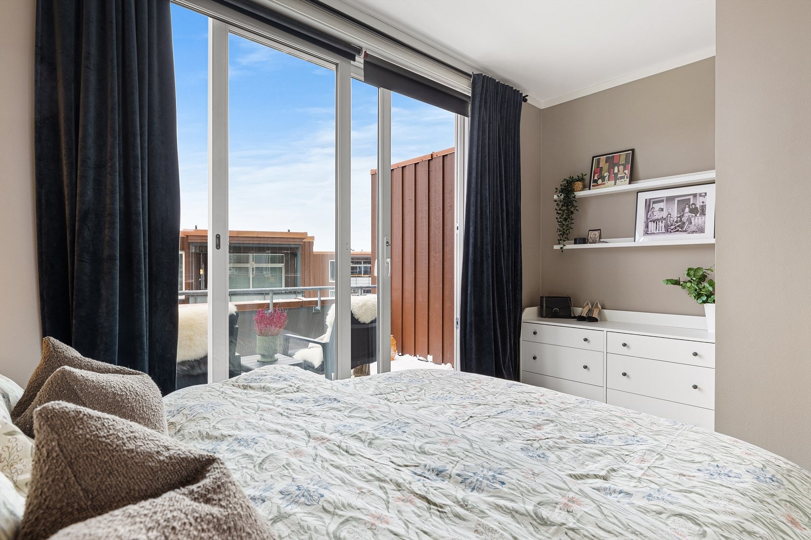 Videre ut fra soverommet er det utgang til en egen terrasse på hele 8 m². Galleribilde