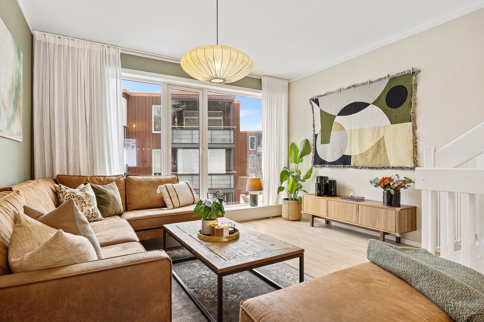 Hjemmet har hatt flere oppgraderinger de siste årene som blant annet nytt kjøkken i 2019 med ny stekeovn i 2025, baderom i 1.etasje renovert i 2022, oppgradert og utvidet terrasse fra 2024, nye innerdører fra Harmonie kompakt for ekstra lydisolering m.m. Galleribilde