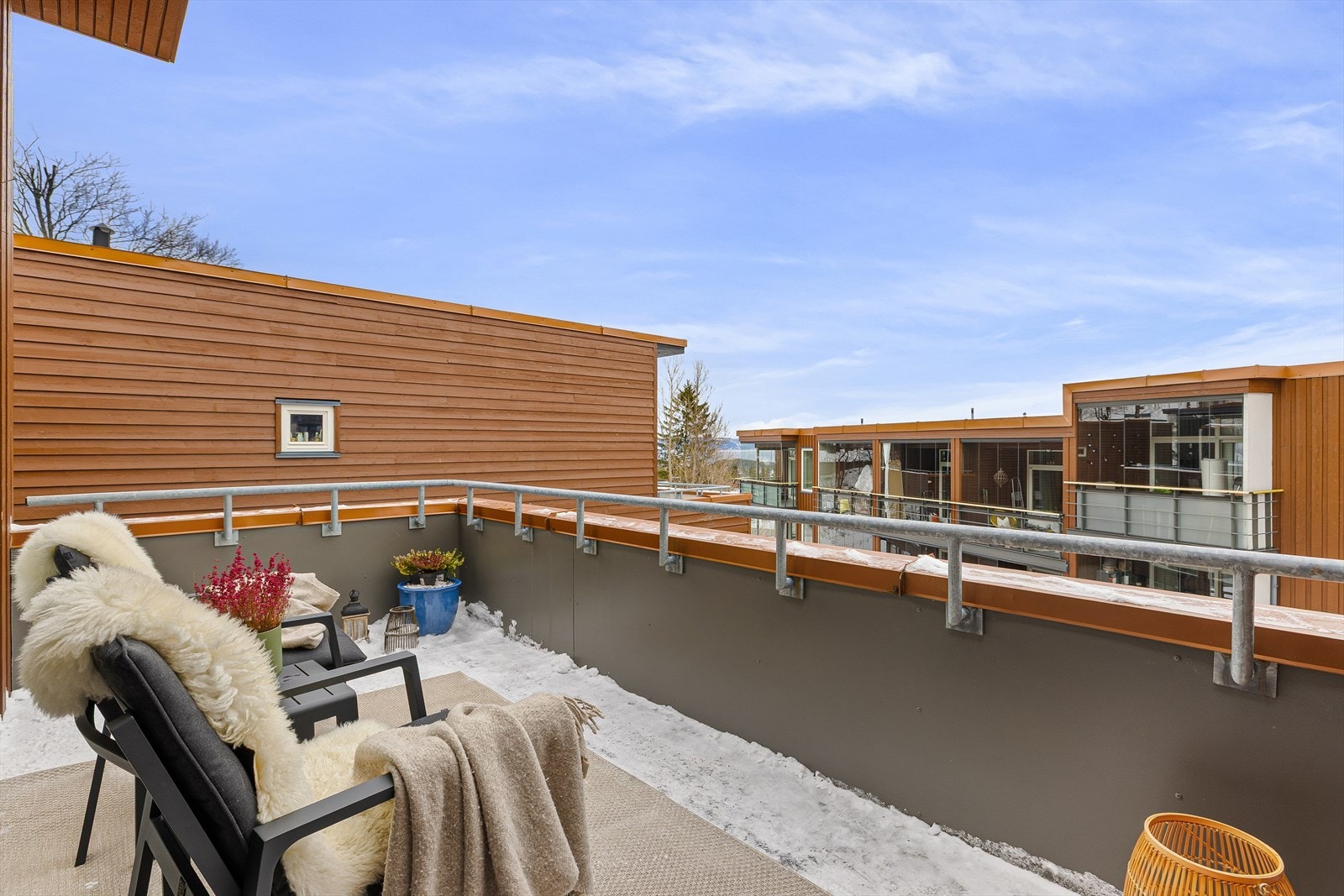 Den koselige takterrassen vender ut mot borettslagets rolige fellesarealer, og har morgensol ifølge selger. Galleribilde