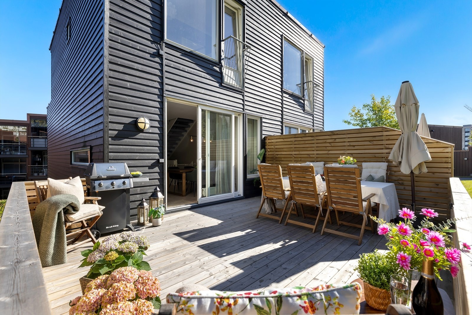 Her ligger det til rette for flere møbleringssoner og grillhjørne, hvor lange sommerdager kan nytes i private omgivelser. Galleribilde