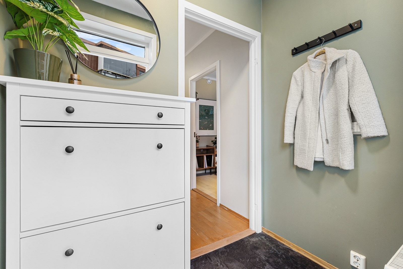 Boligen har godt med lagring i innvendig bod/teknisk rom i underetasjen på 4,5 m² med stikkontakt og god lagringsplass. Det følger i tillegg en ekstern bod på 5 m² like utenfor boligen til oppbevaring av sportsutstyr og lignende. Galleribilde