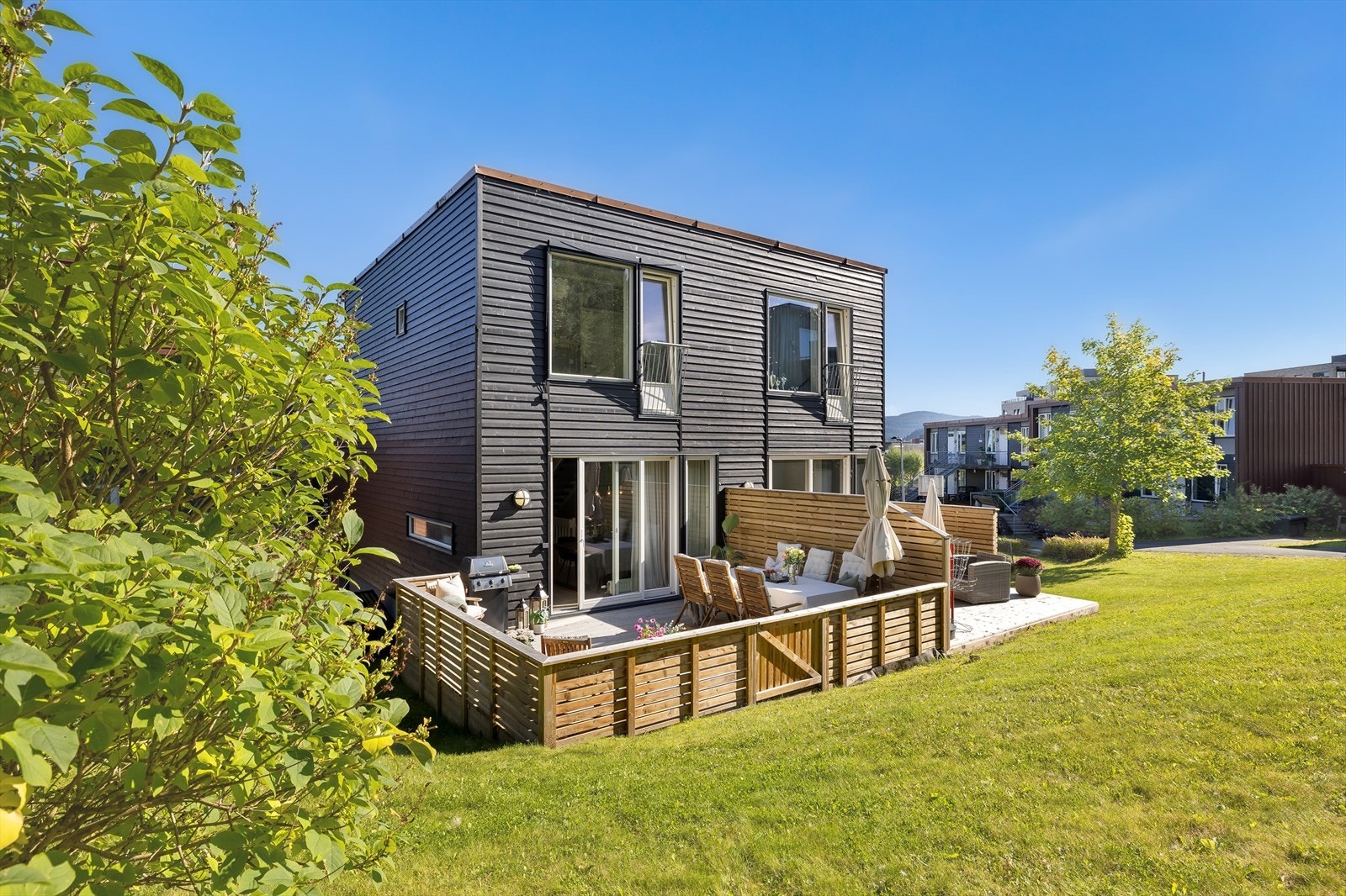 Dagens eier prater varmt om nabolaget og har satt pris på boligens beliggenhet med gangavstand til bussholdeplass med hyppige avganger, Brundalen skole, barnehager m.m. Galleribilde