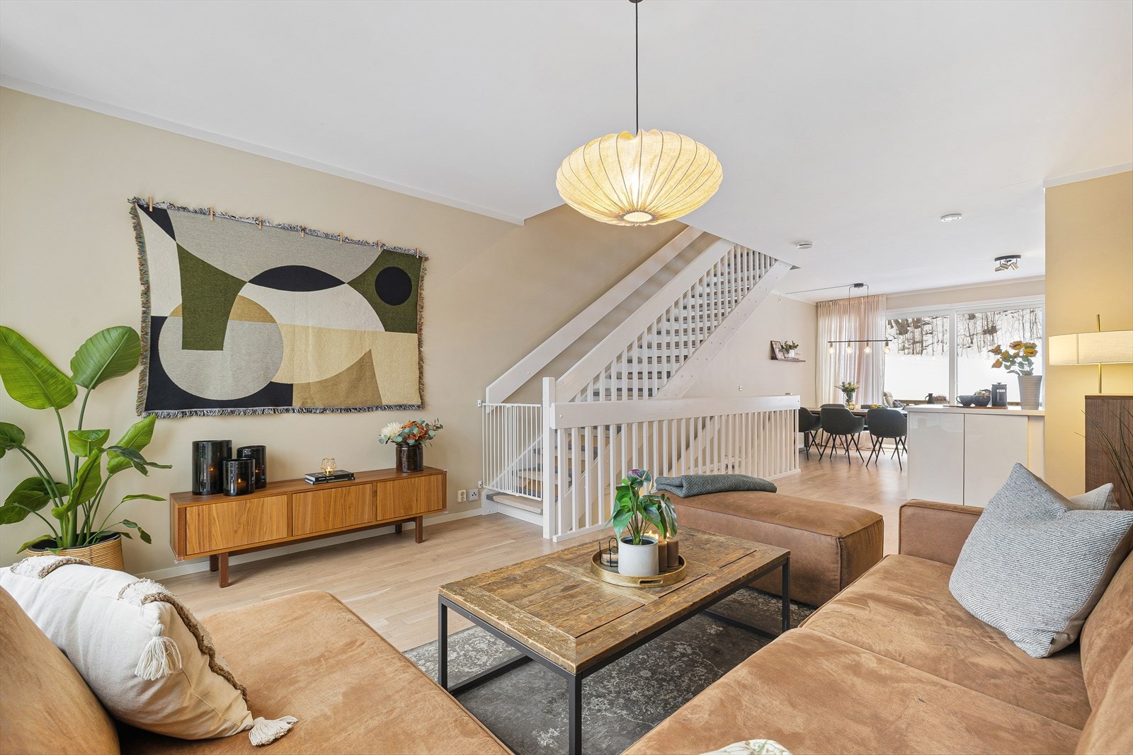 Velkommen til Nermarka 33A! Heimdal Eiendomsmegling v/Alexandra Muravskaya har gleden av å presentere en godt vedlikeholdt og vertikaldelt ½-part av en tomannsbolig på 116 m² BRA-i i et familievennlig boligfelt.
Foto: Nonstad foto Galleribilde