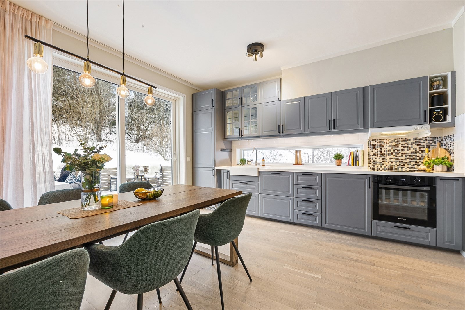 Kjøkkenet ble oppgradert i 2019 av tidligere eier, med profilerte fronter og integrerte hvitevarer. Galleribilde