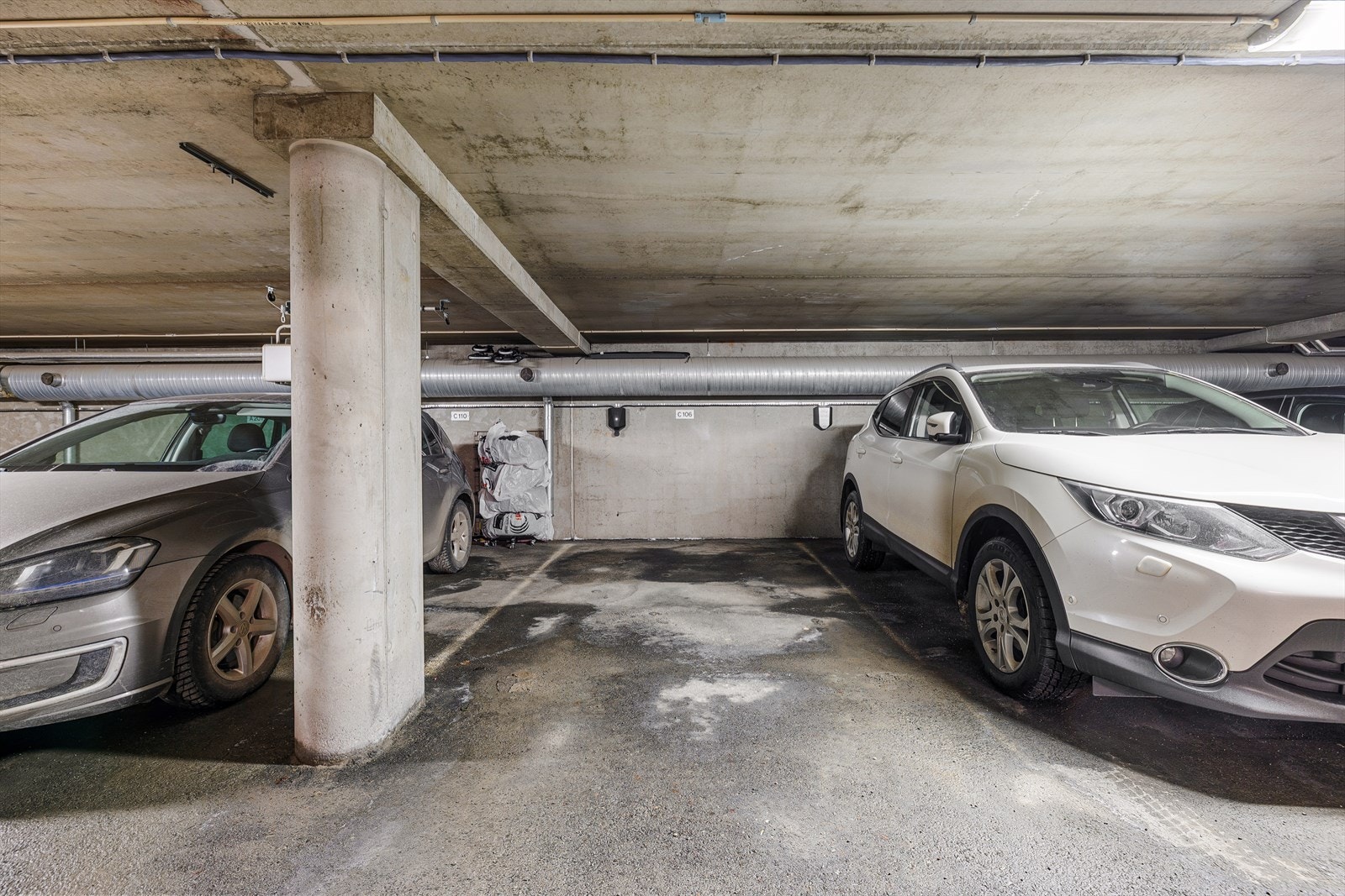 Andelen disponerer en fast parkeringsplass nummer C-106 i borettslagets felles parkeringskjeller, hvor det er montert ladestasjon til elbil som vil medfølge handelen. Her tegner ny boligeier abonnementsløsning fra Aneo for lading av sin elbil. Galleribilde