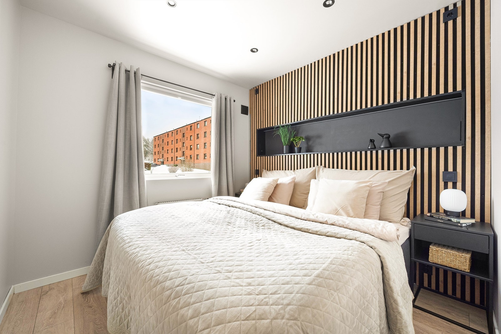 Soverommet er utstyrt med downlights i himlingen for god grunnbelysning. God plass til dobbeltseng og tilhørende møblement. Galleribilde