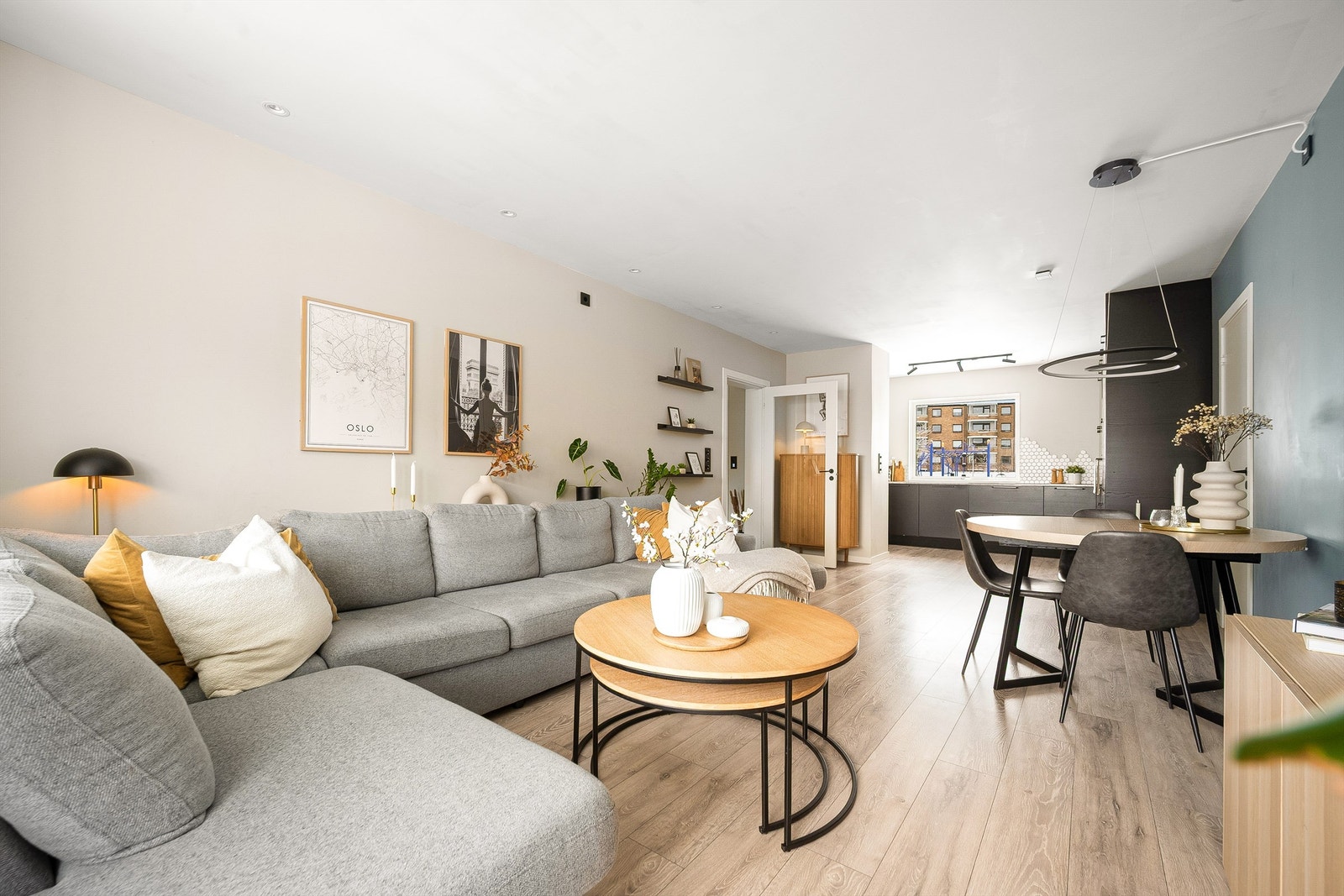 Boligen ligger veldig fint til i byggets høye 1. etasje. Foto: Martine Eren Jacobsen Galleribilde