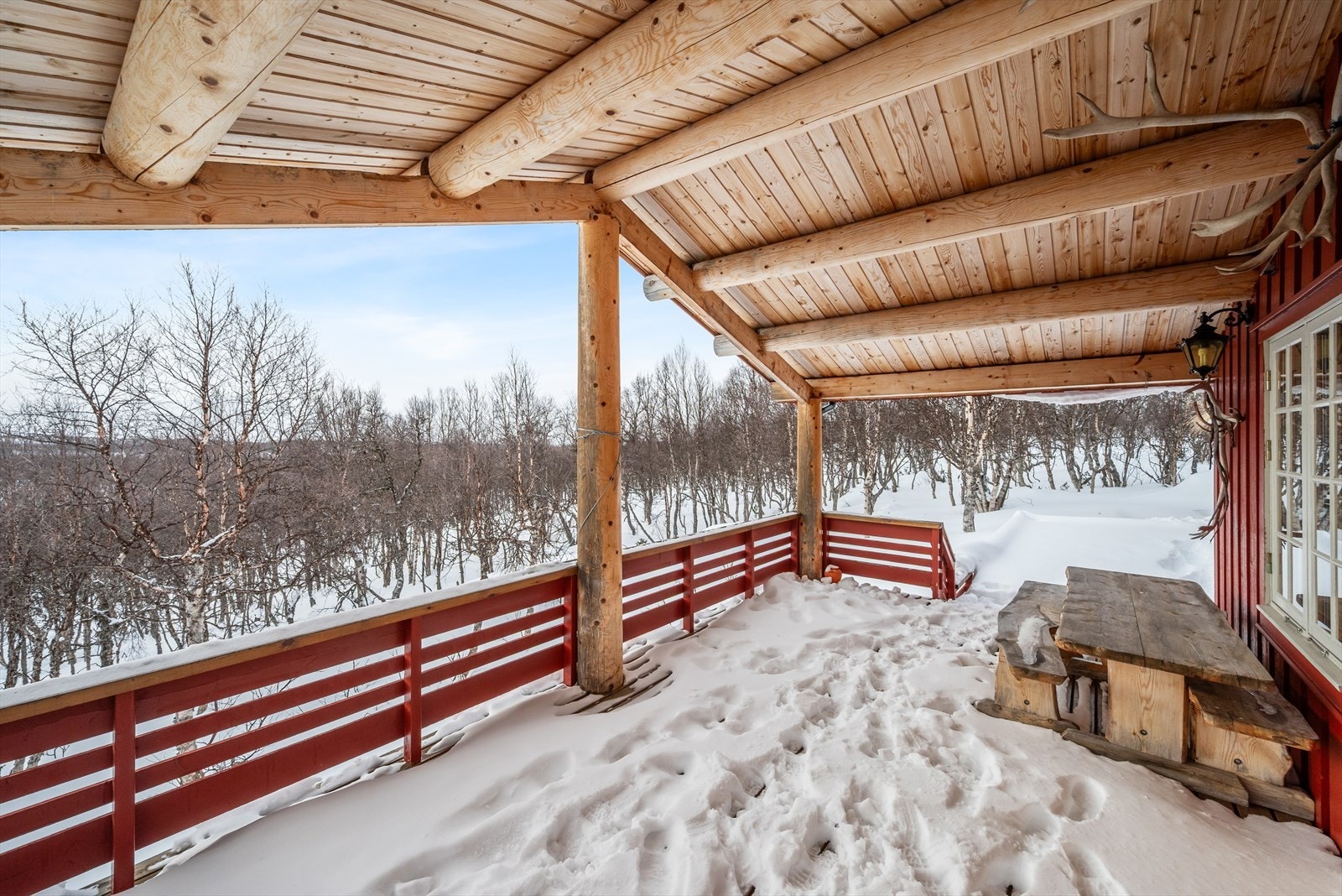 Stuen forlenges av en stor, lun og delvis overbygget terrasse på til sammen 50 kvm. Galleribilde