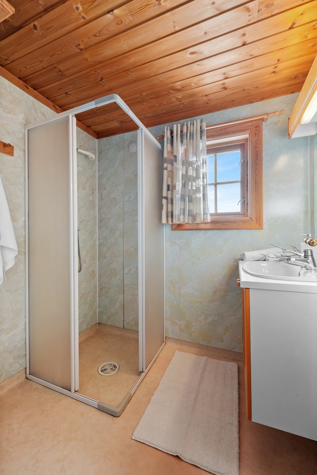 Badet er innredet med dusjkabinett. Galleribilde