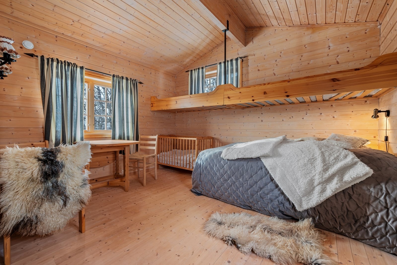 Bygget har et soverom, der takhøyden er godt utnyttet med plassbygd sengeløsning. Galleribilde