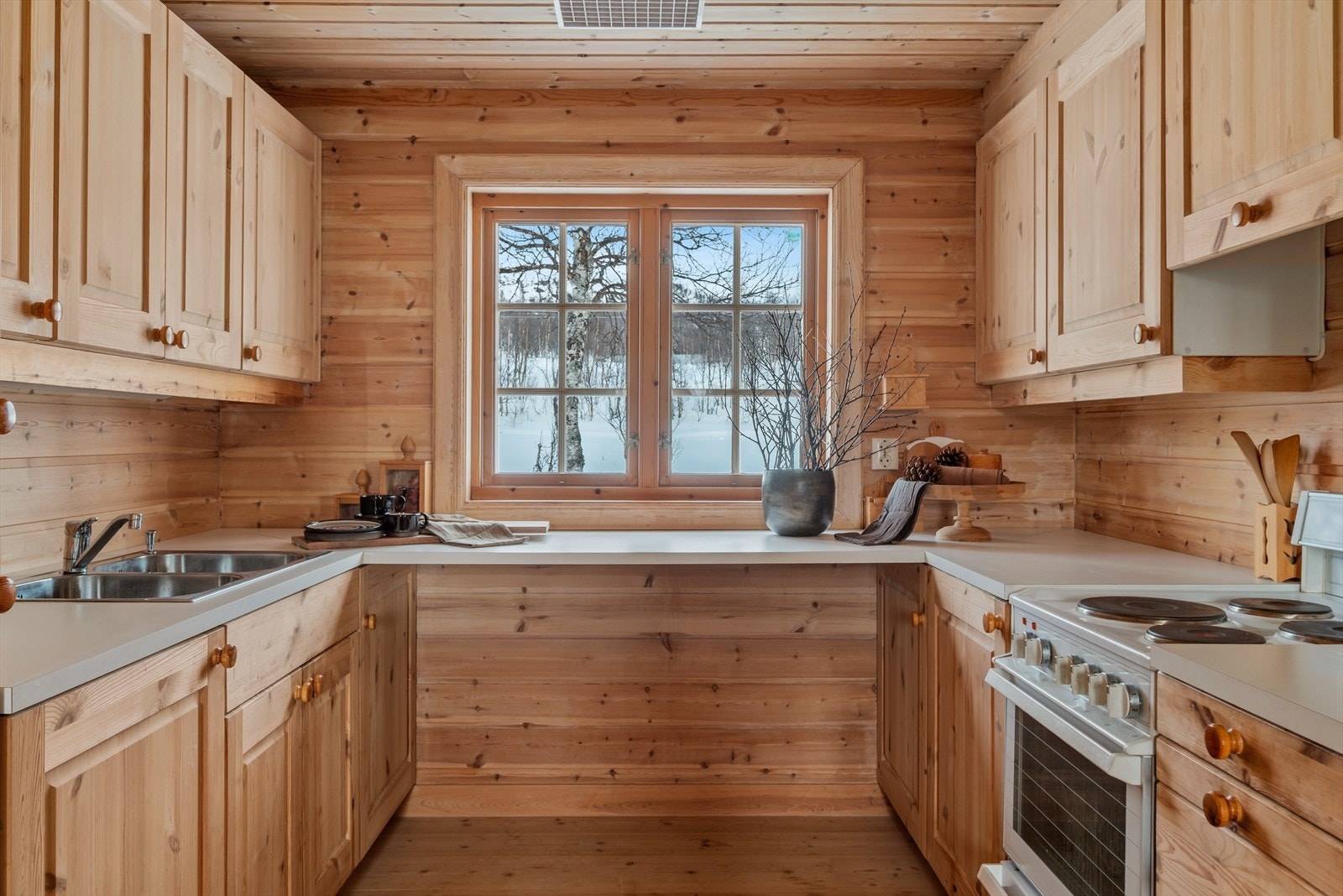 Kjøkkenet er oppført i en smart u-form med god skap- og benkeplass. Galleribilde