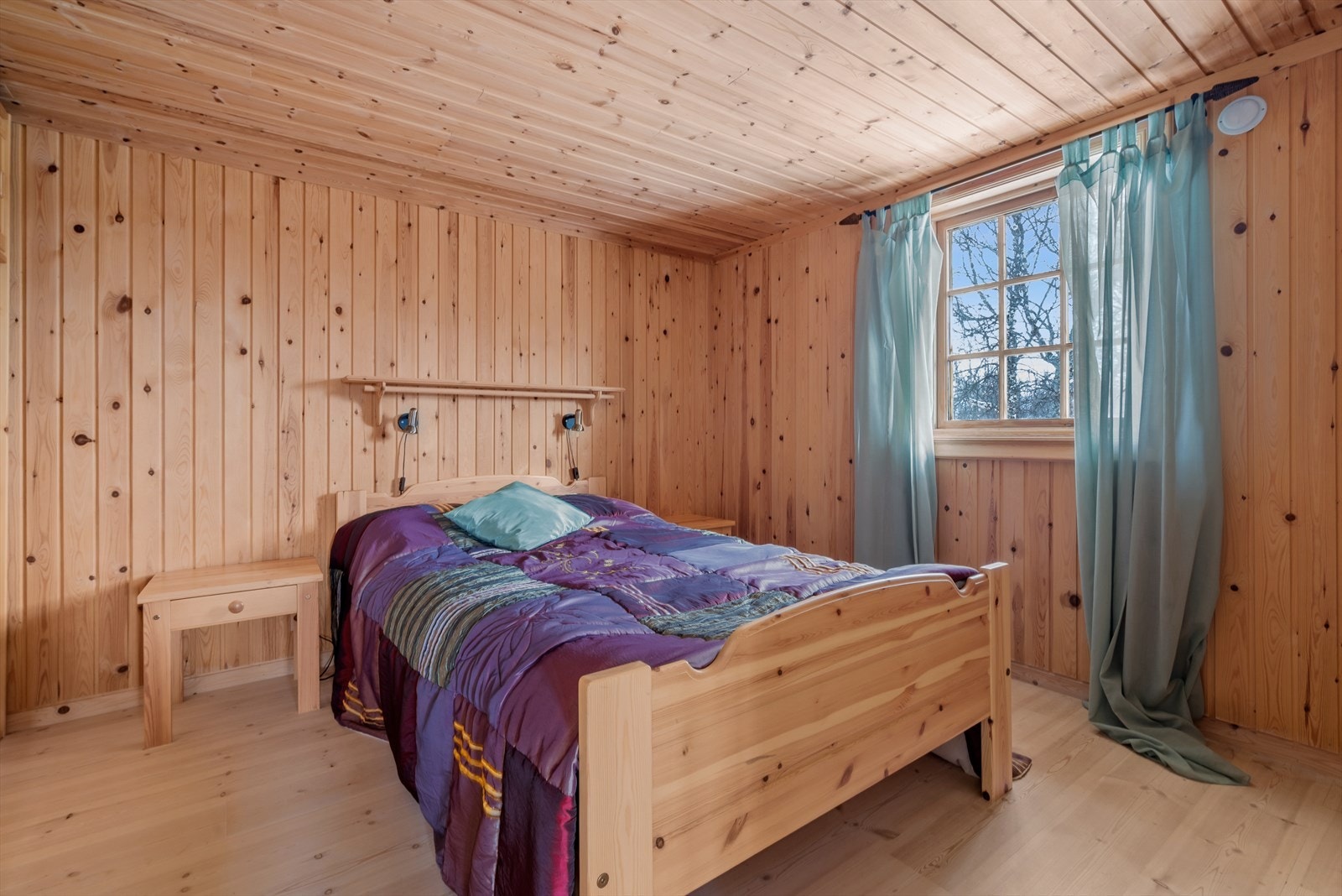 I selve hytta finner man tre soverom på henholdsvis ca. 5,5, 7 og 9 kvm. Galleribilde