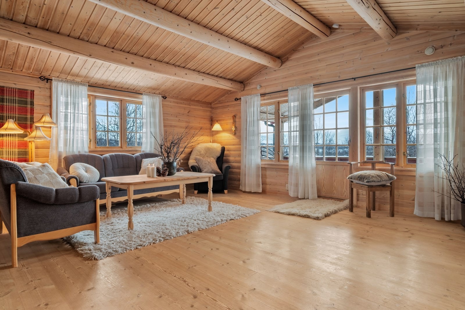 Sammen utgjør stuen og kjøkkenet et åpent, luftig og innbydende allrom med klart avdelte soner. Galleribilde