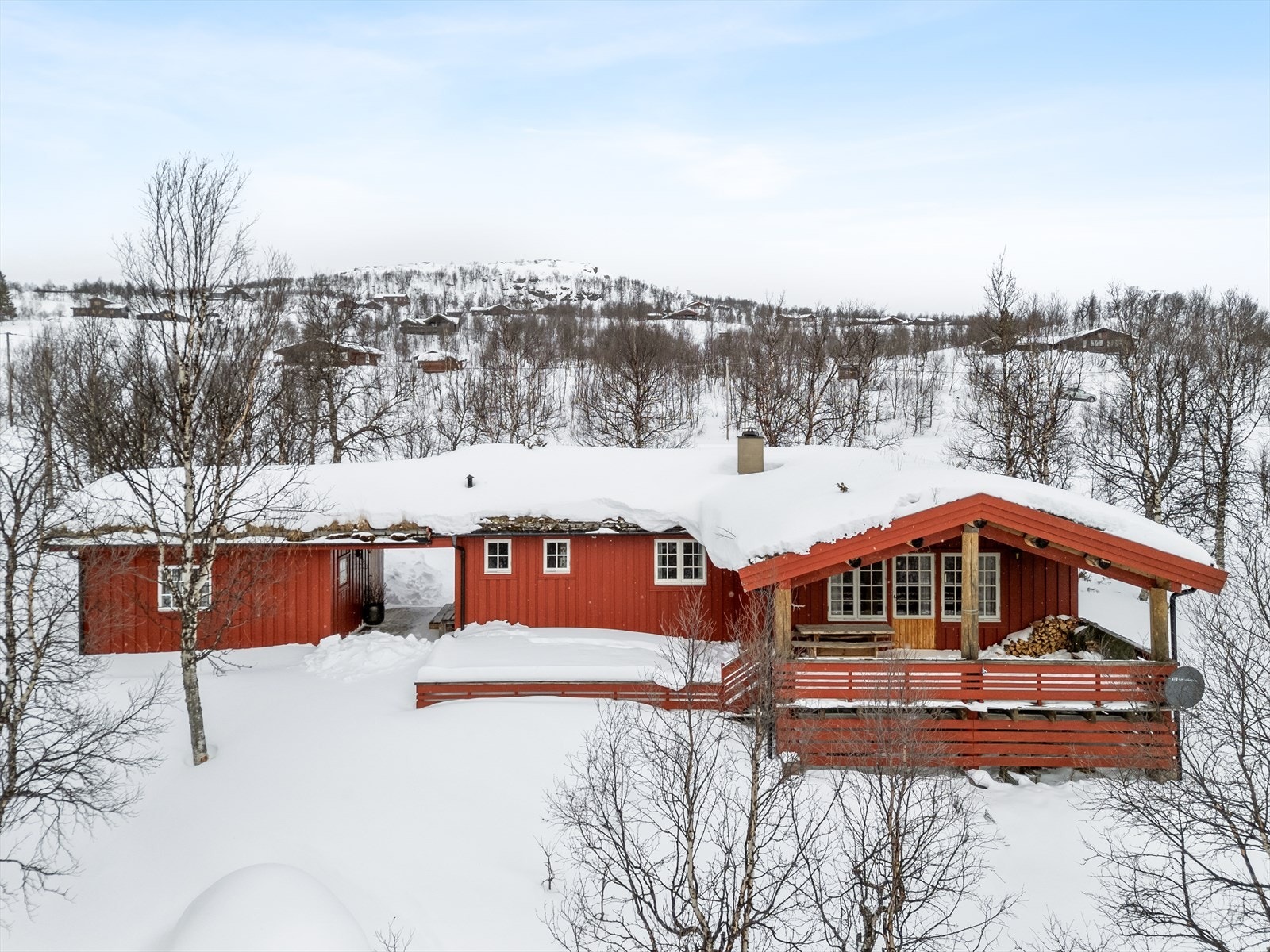 Usjenert og fredfullt ligger hytta i naturskjønne omgivelser med flotte turmuligheter året rundt. Galleribilde