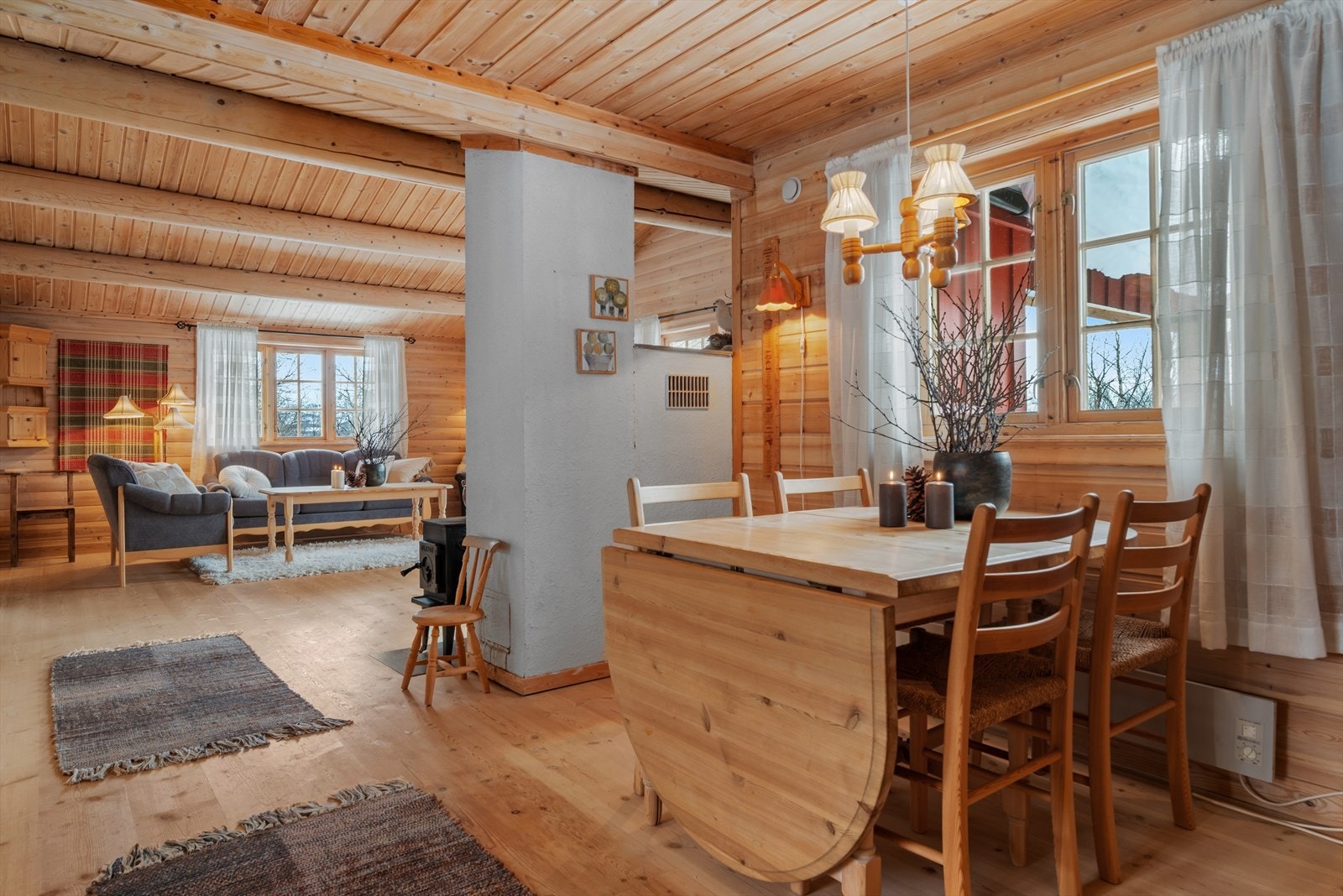 Stuen er naturlig inndelt i ulike soner, og det passer fint å innrede med spisebord nærmest kjøkkenet. Galleribilde