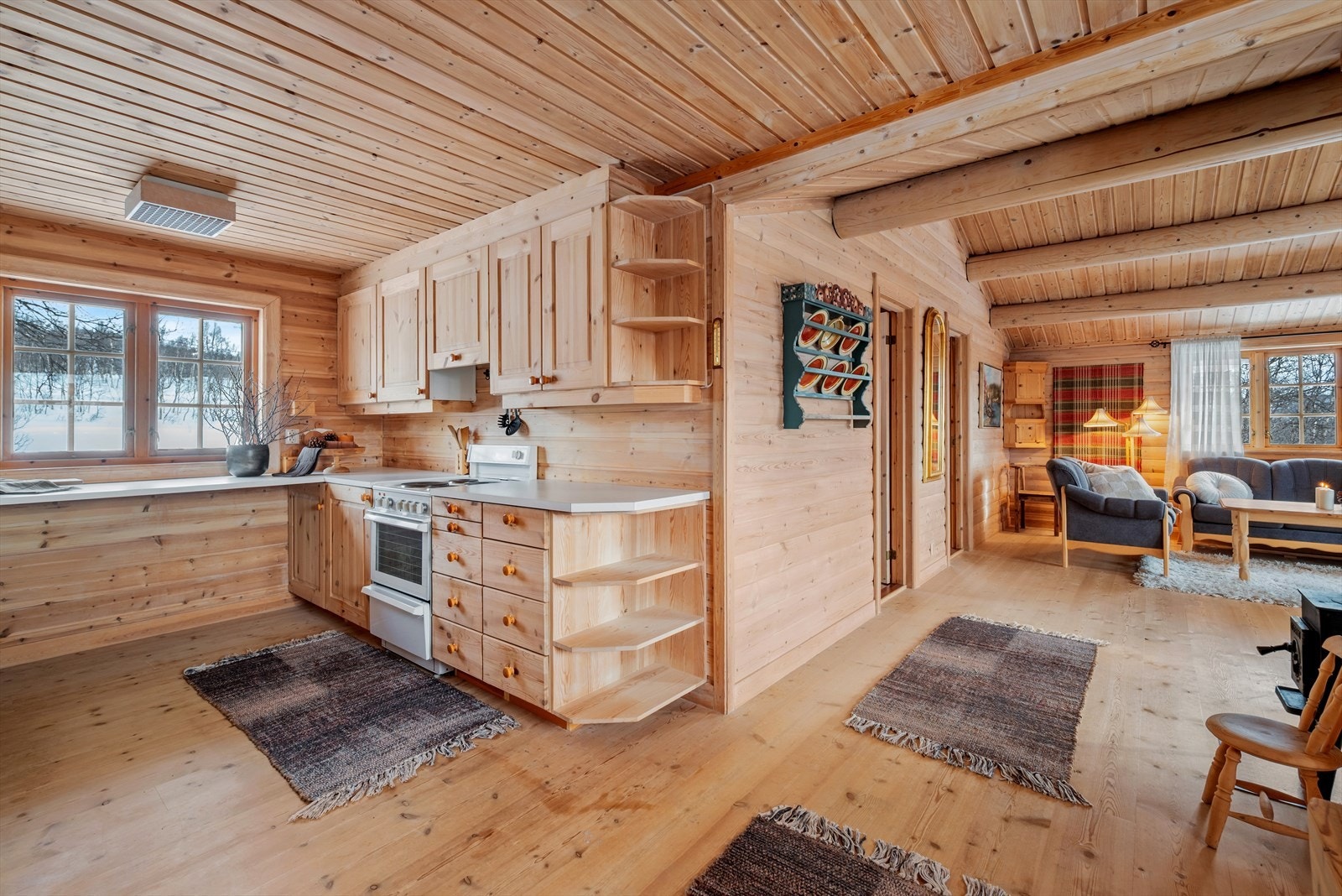 Kjøkkenet ligger tilbaketrukket, med mulighet for både skjermet arbeidsro og sosial matlaging. Galleribilde