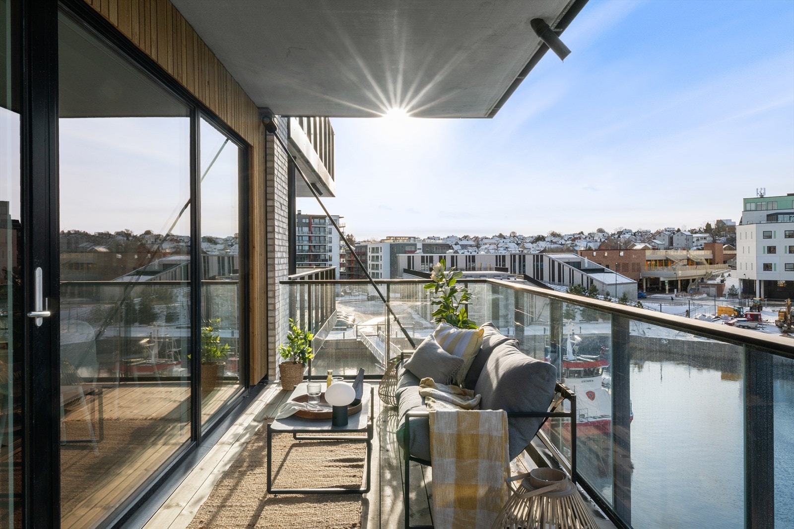 Solrik og romslig balkong med gode møbleringsmuligheter. Galleribilde