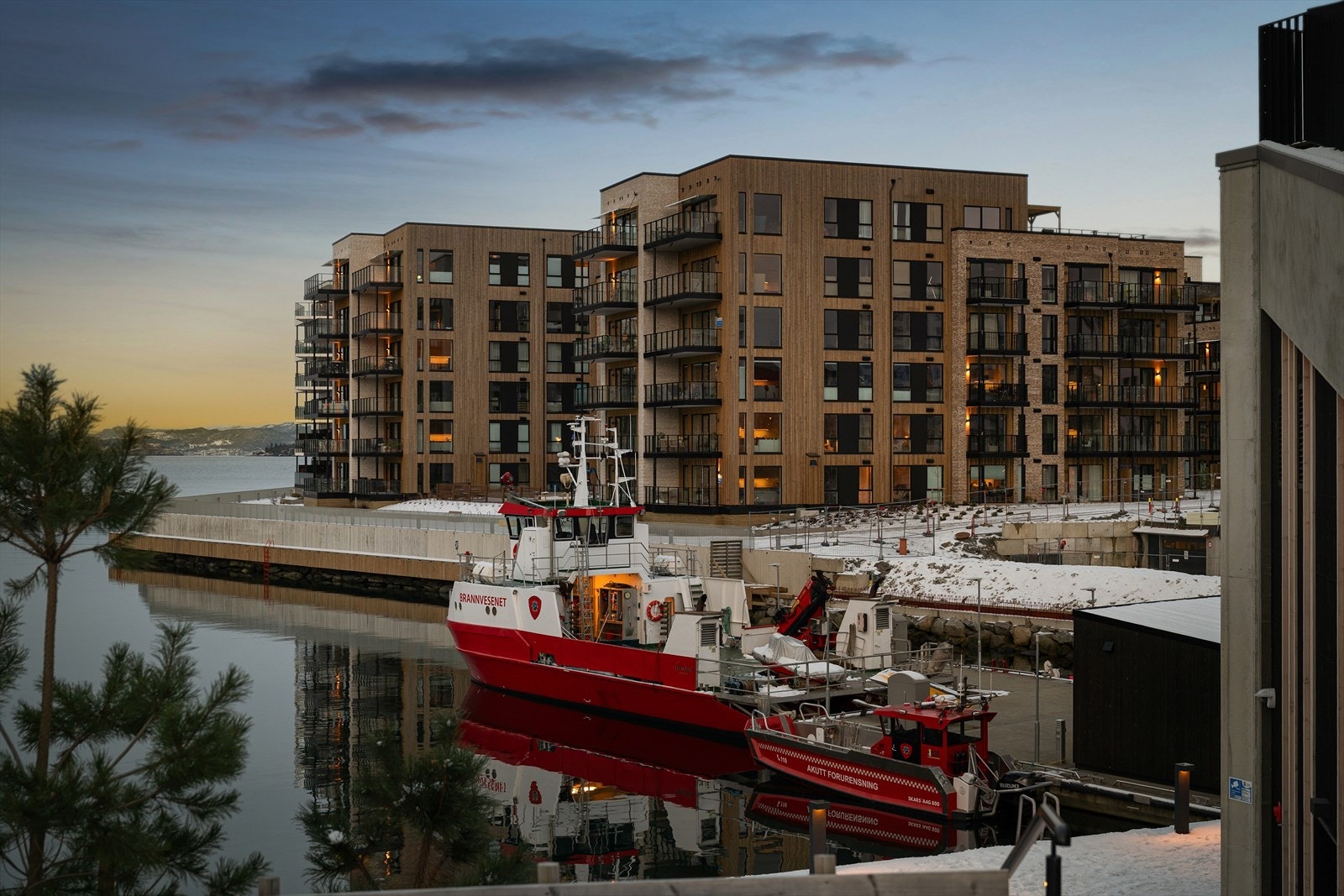 Førsteklasses beliggenhet i sjøkanten, med gangavstand til dagligvarehandel, treningssentre og et bredt utvalg av spisesteder og kaféer. Galleribilde