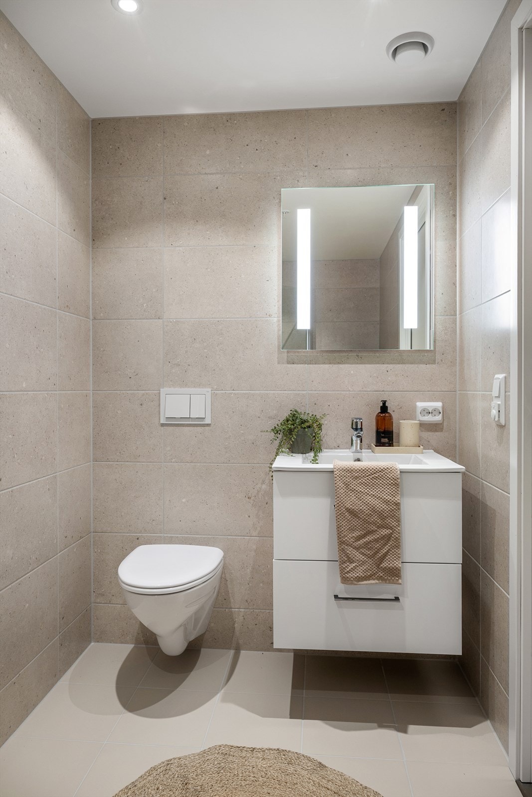 Delikat og helfliset bad i direkte tilknytning til hovedsoverommet. Galleribilde