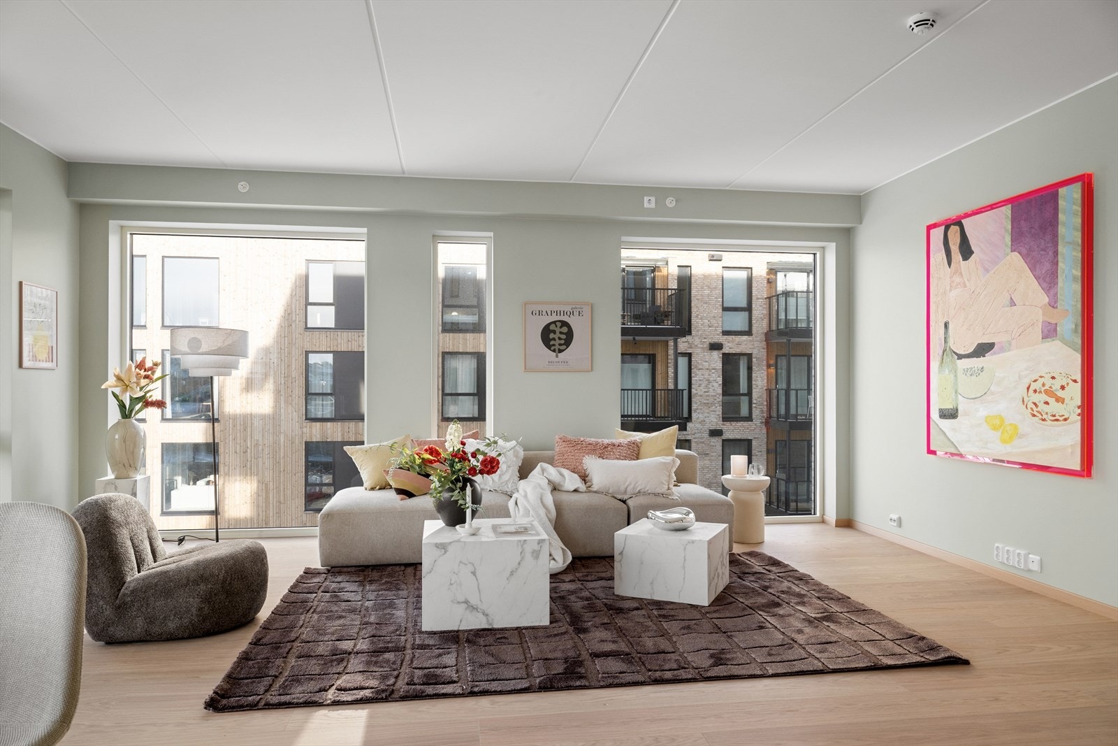 Romslig og eksklusiv stue med generøs takhøyde og flotte vinduspartier som fremhever lys og utsyn. Galleribilde