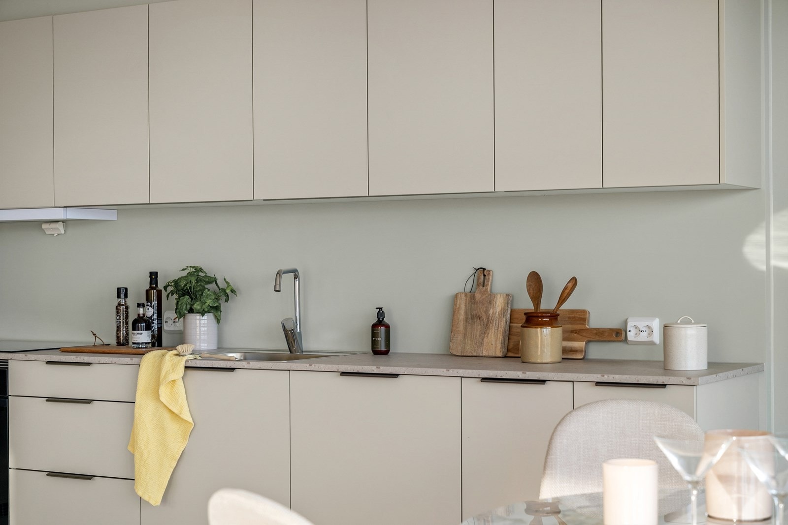 Tidløse fronter kombinert med moderne detaljer gir en sofistikert og funksjonell arbeidsplass med god oppbevaringsløsning. Galleribilde