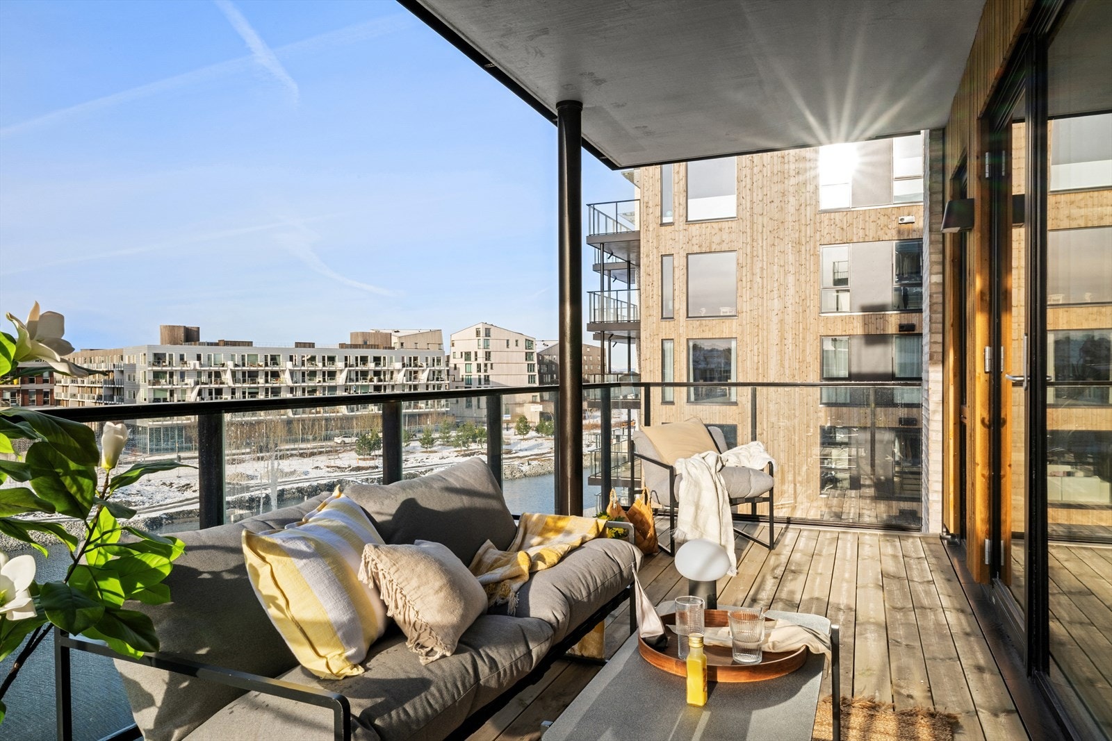 Balkongen byr på flott utsikt og gode solforhold. Galleribilde