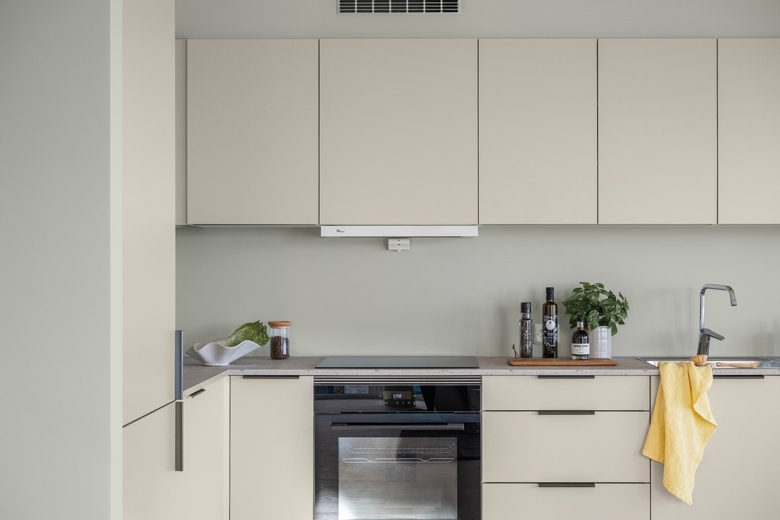 Stilrent og moderne kjøkken med rene linjer og integrerte løsninger. Galleribilde