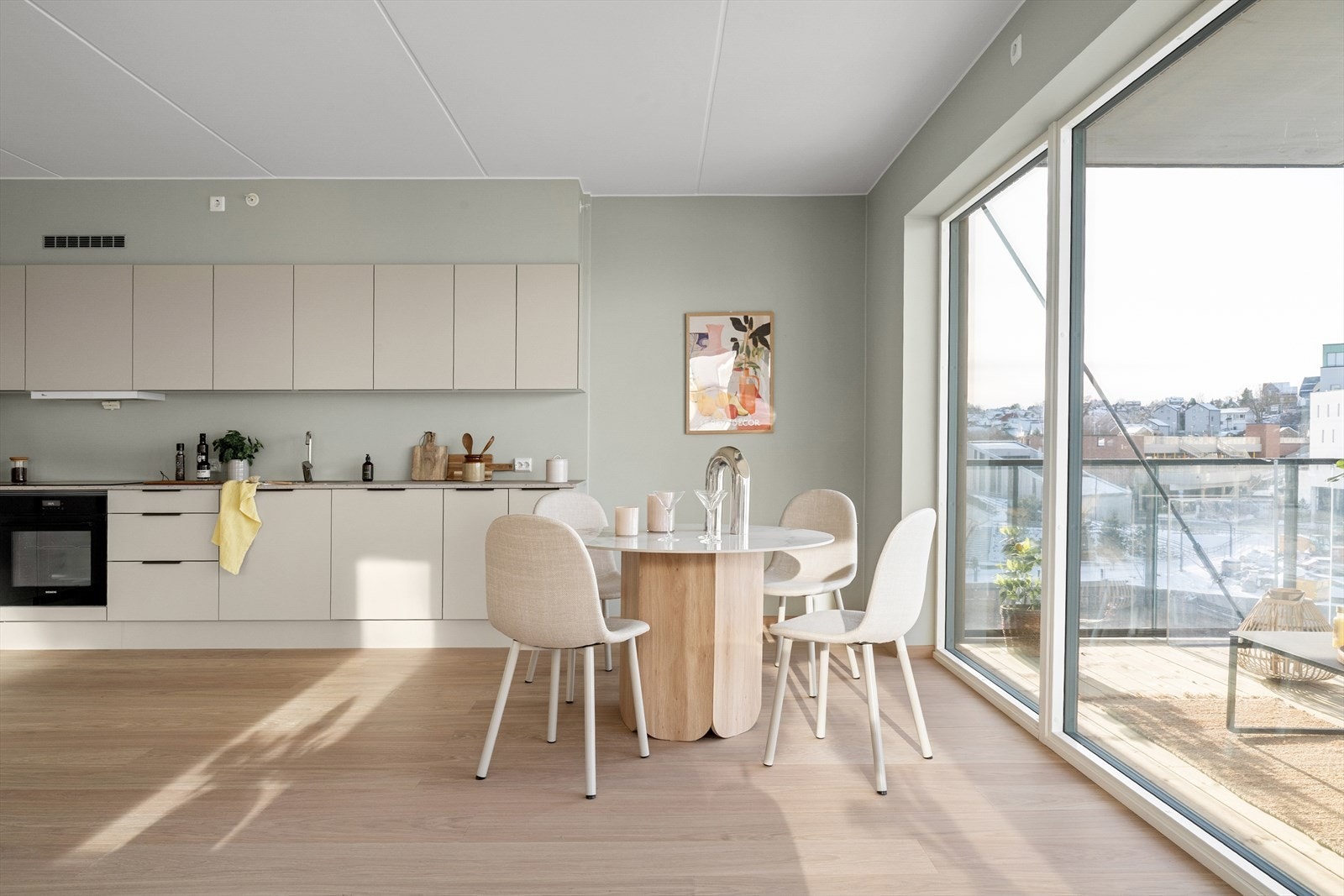 Lys og innbydende spiseplass i tilknytning til kjøkkenet, med store vindusflater og direkte utgang til balkong. Galleribilde