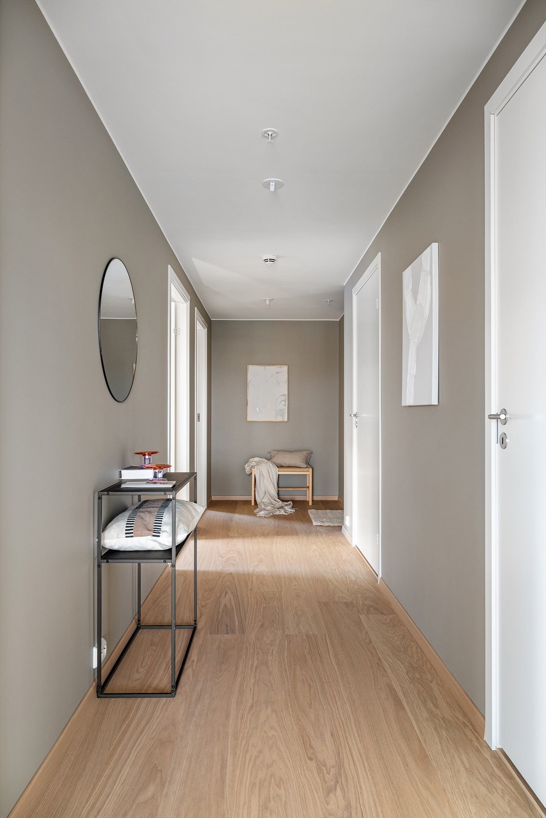 Elegant entrésone som gir et rolig og eksklusivt førsteinntrykk av boligen. Galleribilde