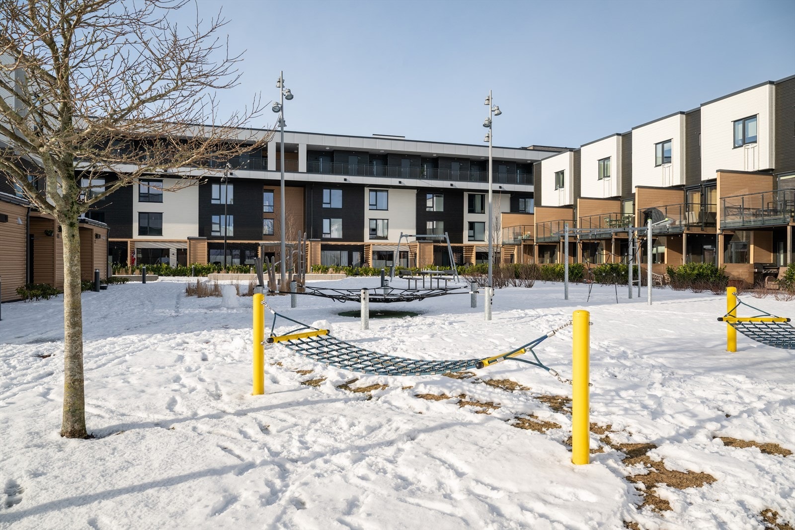 Pent opparbeidet og skjermet fellesområde med lekeapparater og gode møteplasser. Et trygt og attraktivt uteområde for både små og store. Galleribilde