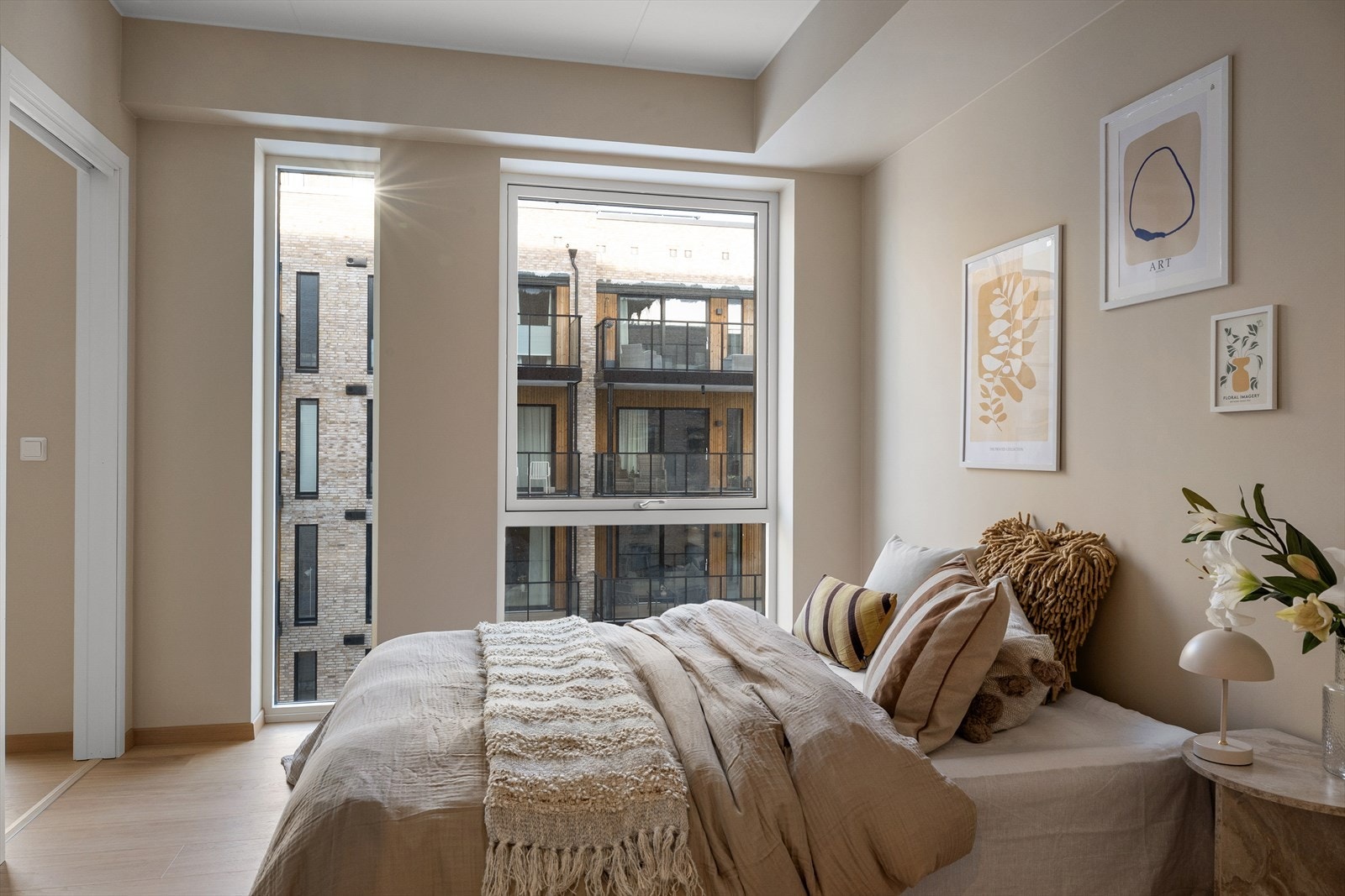 Den stilrene utførelsen og de store vinduene skaper en rolig, elegant atmosfære med flott lys. Galleribilde