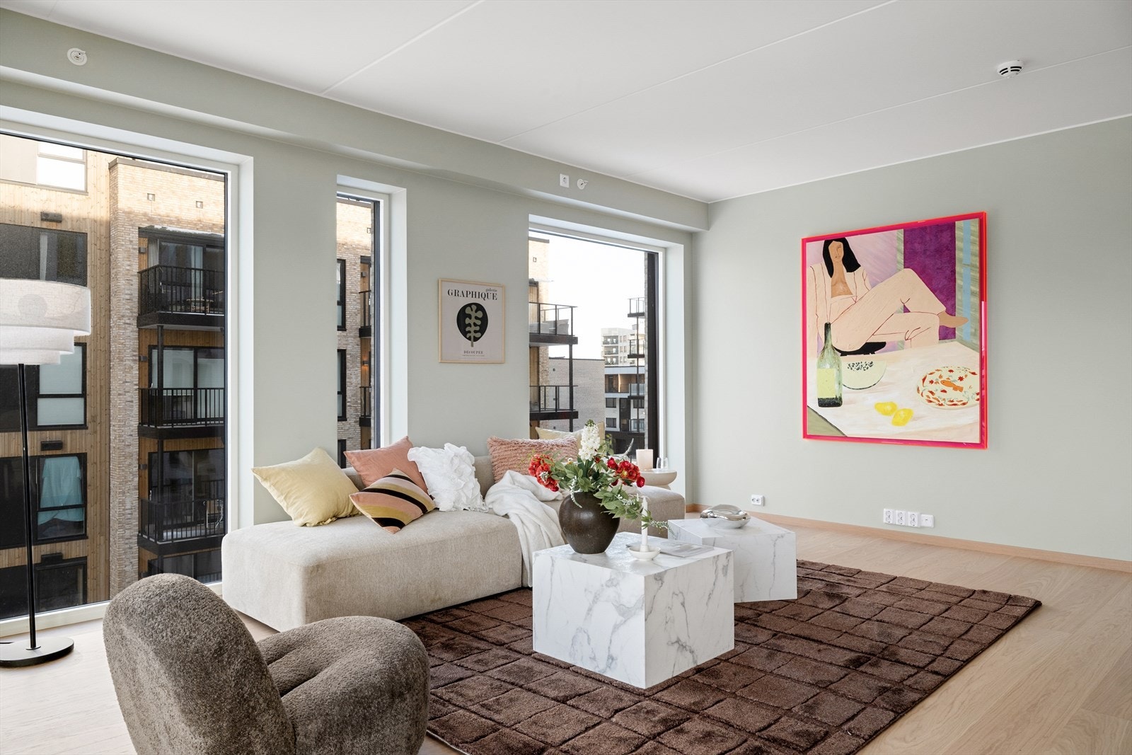 Den luftige romfølelsen og de rolige tonene gir en sofistikert og innbydende atmosfære. Galleribilde