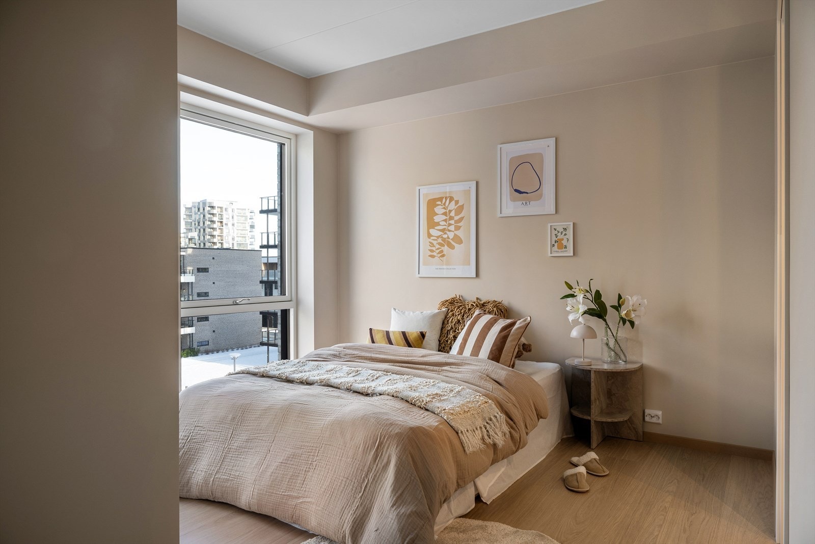 Elegant og harmonisk soverom med god plass til dobbeltseng og tilhørende møblering. Galleribilde