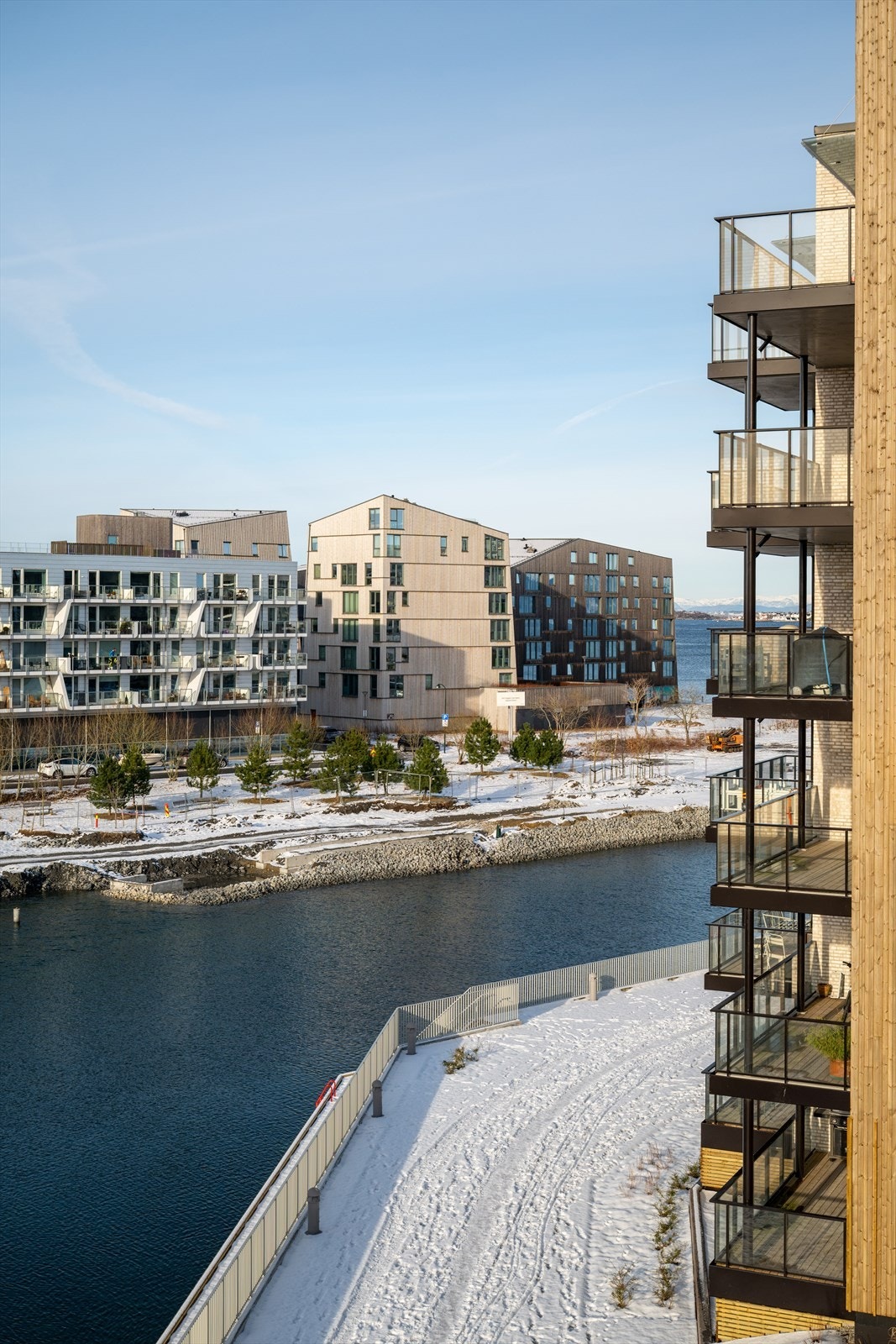 Flott beliggenhet langs vannkanten med moderne arkitektur og gjennomført utbygging. Galleribilde