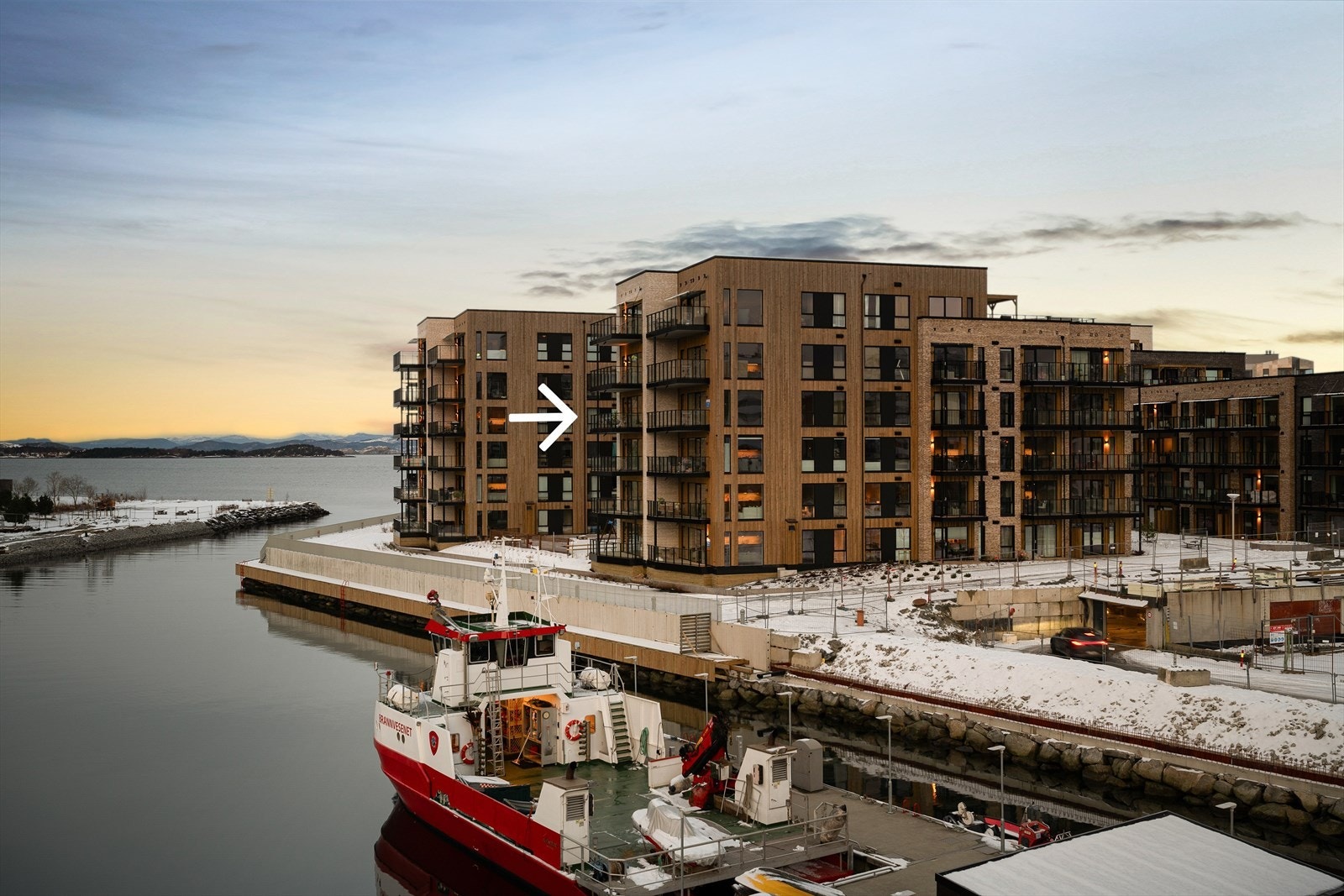 Innbydende balkong med flott beliggenhet i 4. etasje og åpent utsyn over vann og nærområde. Galleribilde