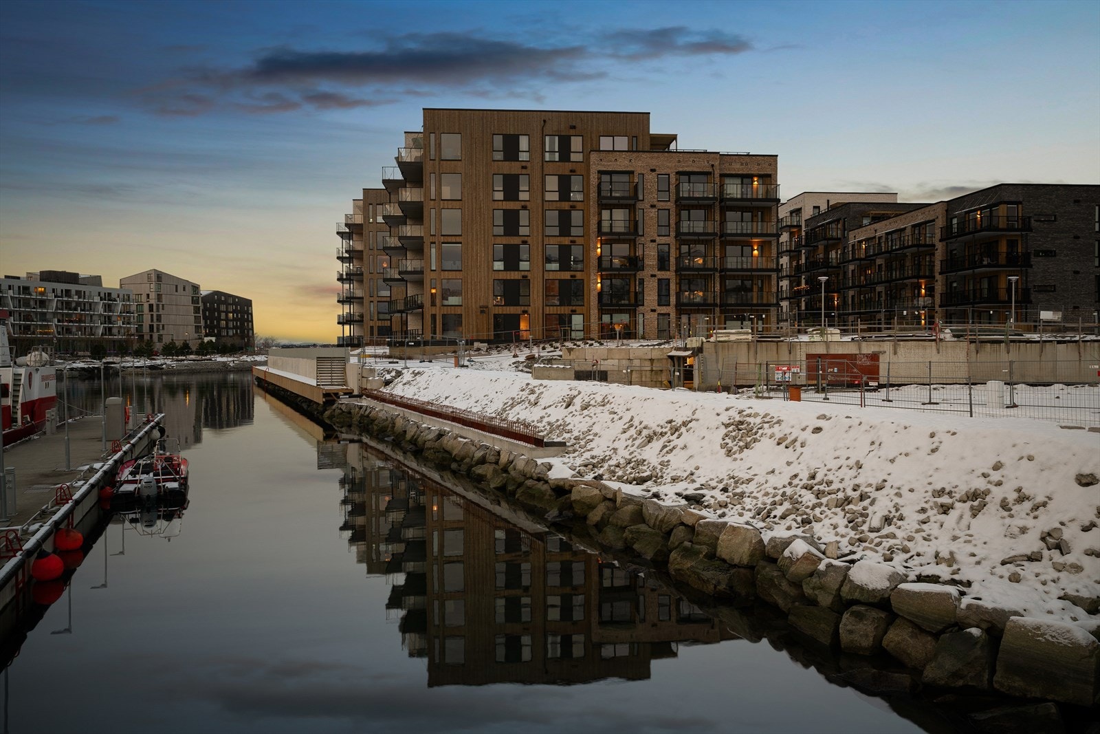 Beliggende i 4. etasje med en flott og åpen plassering mot kanalen, samt utsikt over Lervigparken på andre siden. Galleribilde