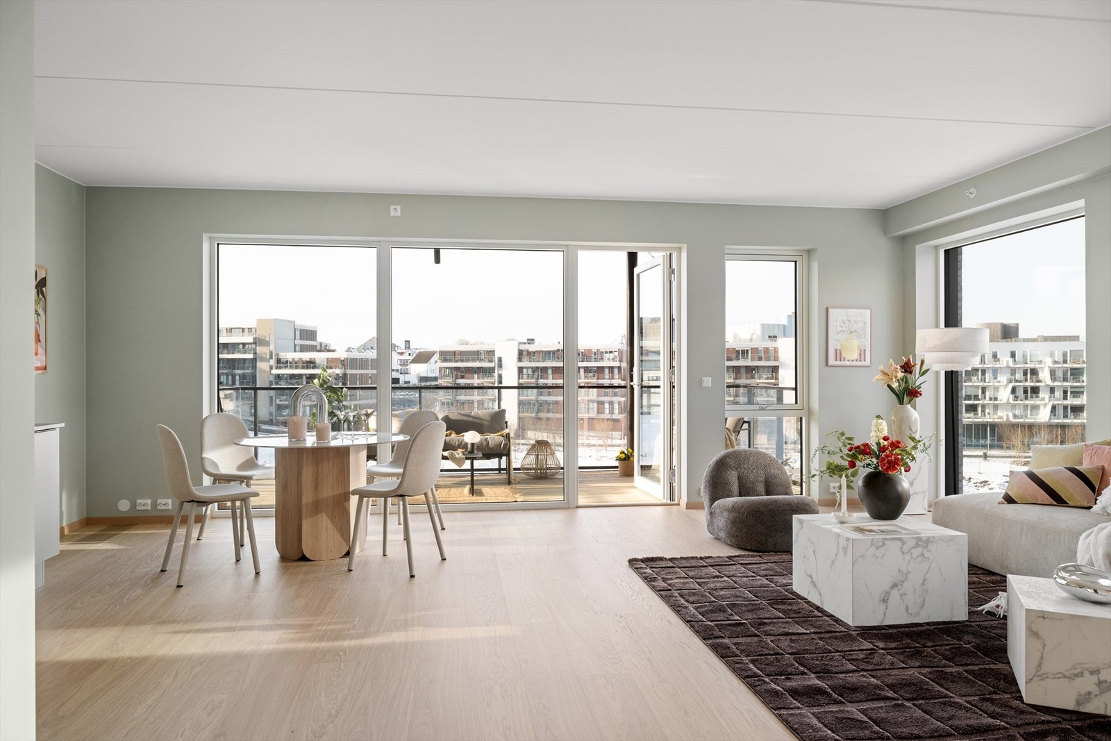 Lys og romslig stue med store vindusflater og direkte utgang til vestvendt balkong. Galleribilde