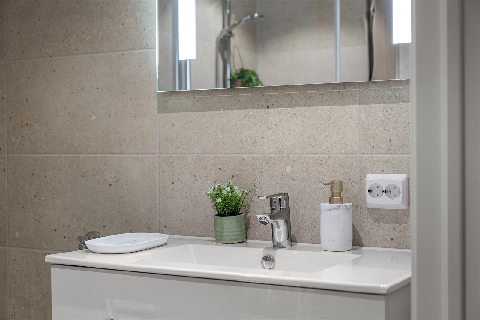 Tidløse materialvalg og gjennomført utførelse gir et stilrent og eksklusivt uttrykk. Galleribilde