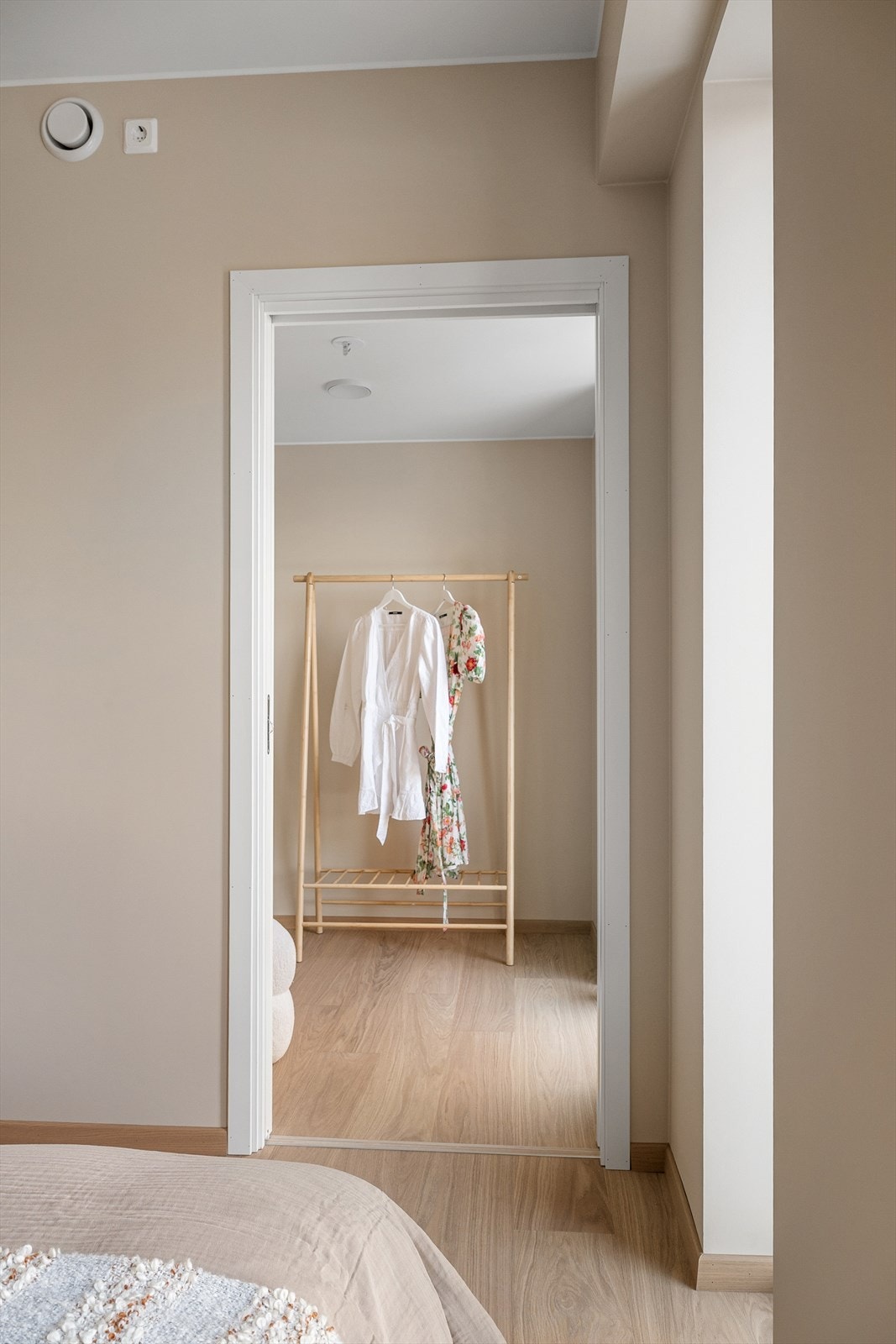 Romslig walk-in closet tilknyttet hovedsoverommet, en praktisk og luksuriøs løsning med god plass til garderobe og oppbevaring. Galleribilde